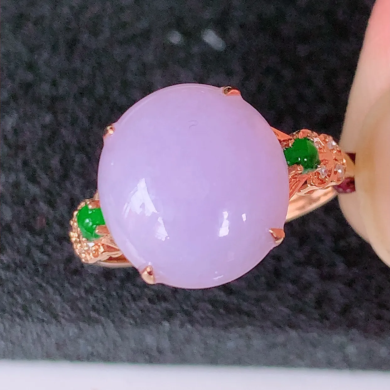 自然光实拍 18K金精工镶嵌紫罗兰翡翠蛋面戒指，玉质细腻，翡翠色泽均匀，艳丽饱满，款式高贵大气，14圈口，上手亮眼，#83.29戒指整体23*17*5.6裸石12.2*11.2