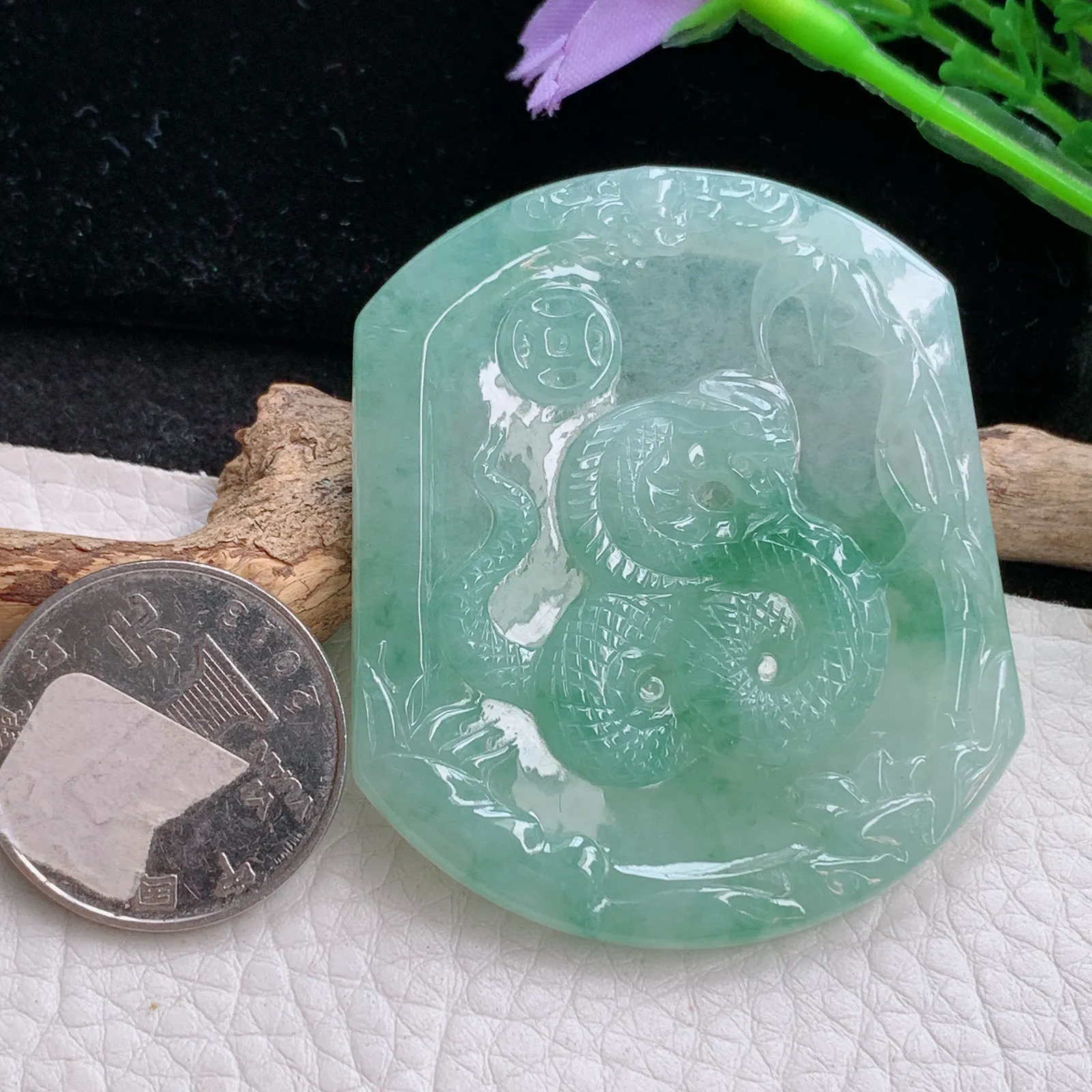 kh自然光54*46*4.5天然缅甸翡翠飘绿花腰缠万贯 年肖蛇玉吊坠 毛衣坠