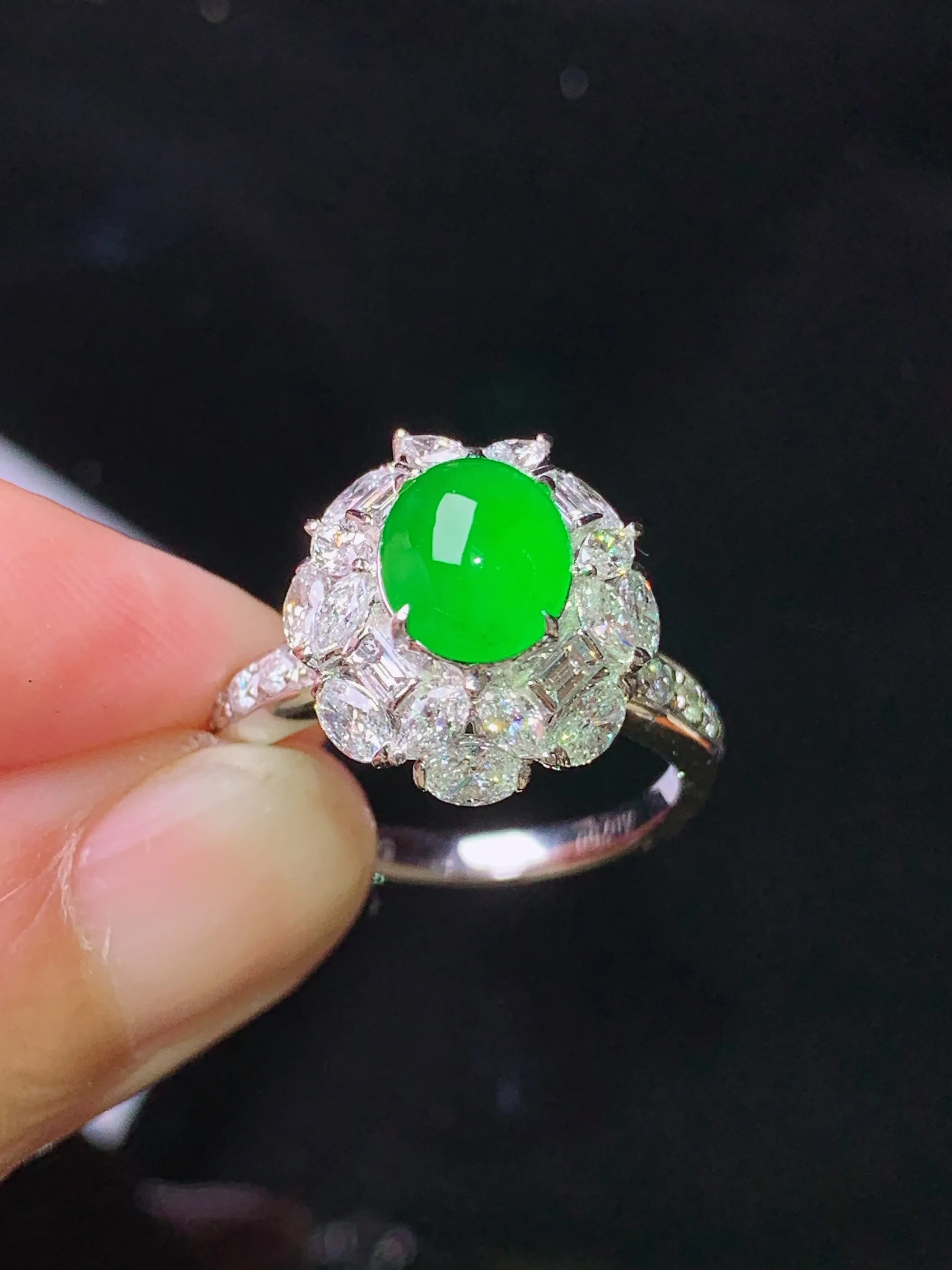 18k金钻镶嵌满绿蛋面戒指 玉质细腻 色泽清新艳丽  圈口13.5 整体尺寸14.2*13.3*11.2