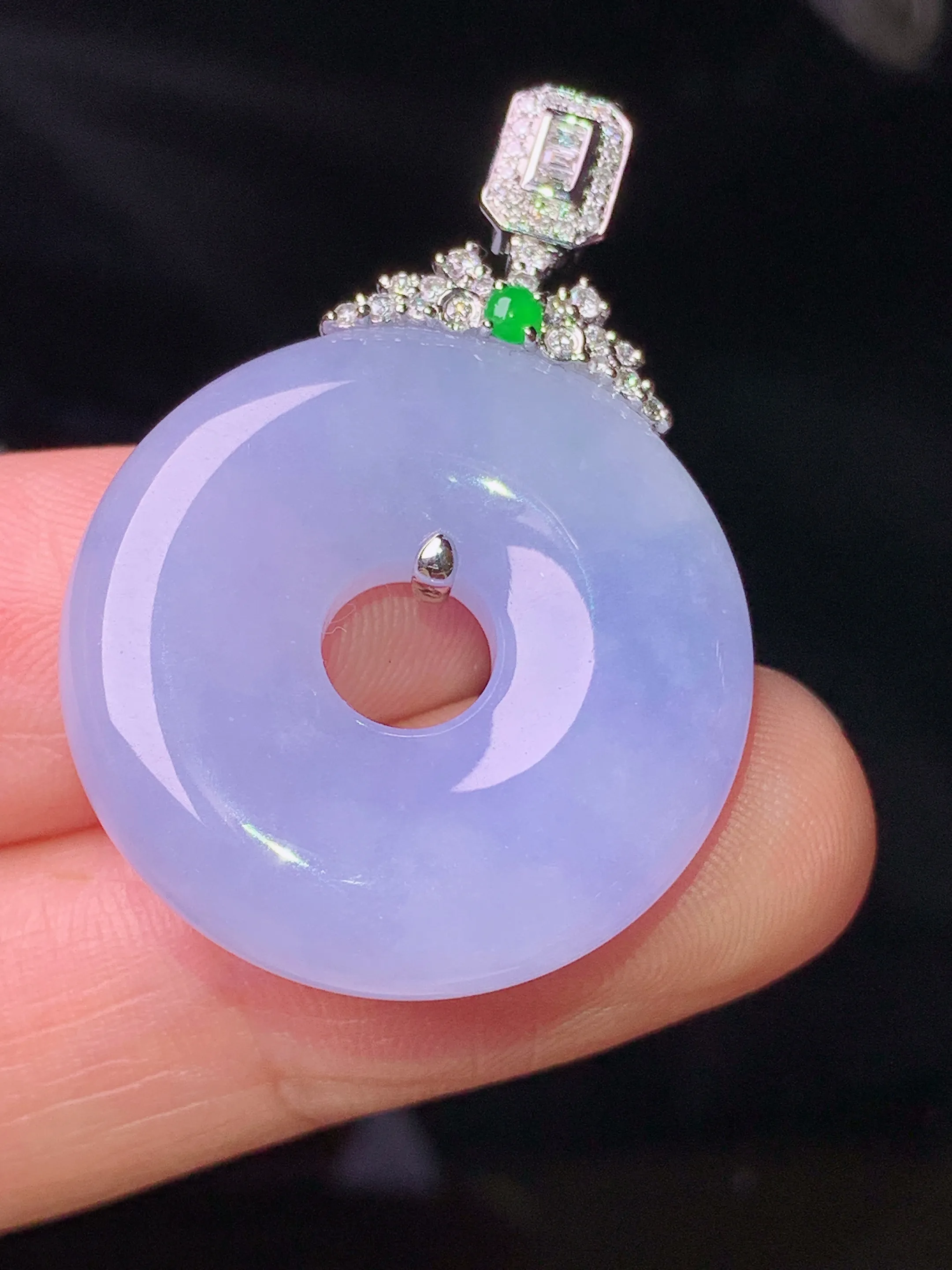 18k金钻镶嵌紫罗兰平安环吊坠 玉质细腻 色泽清新艳丽 整体尺寸35*24.6*6