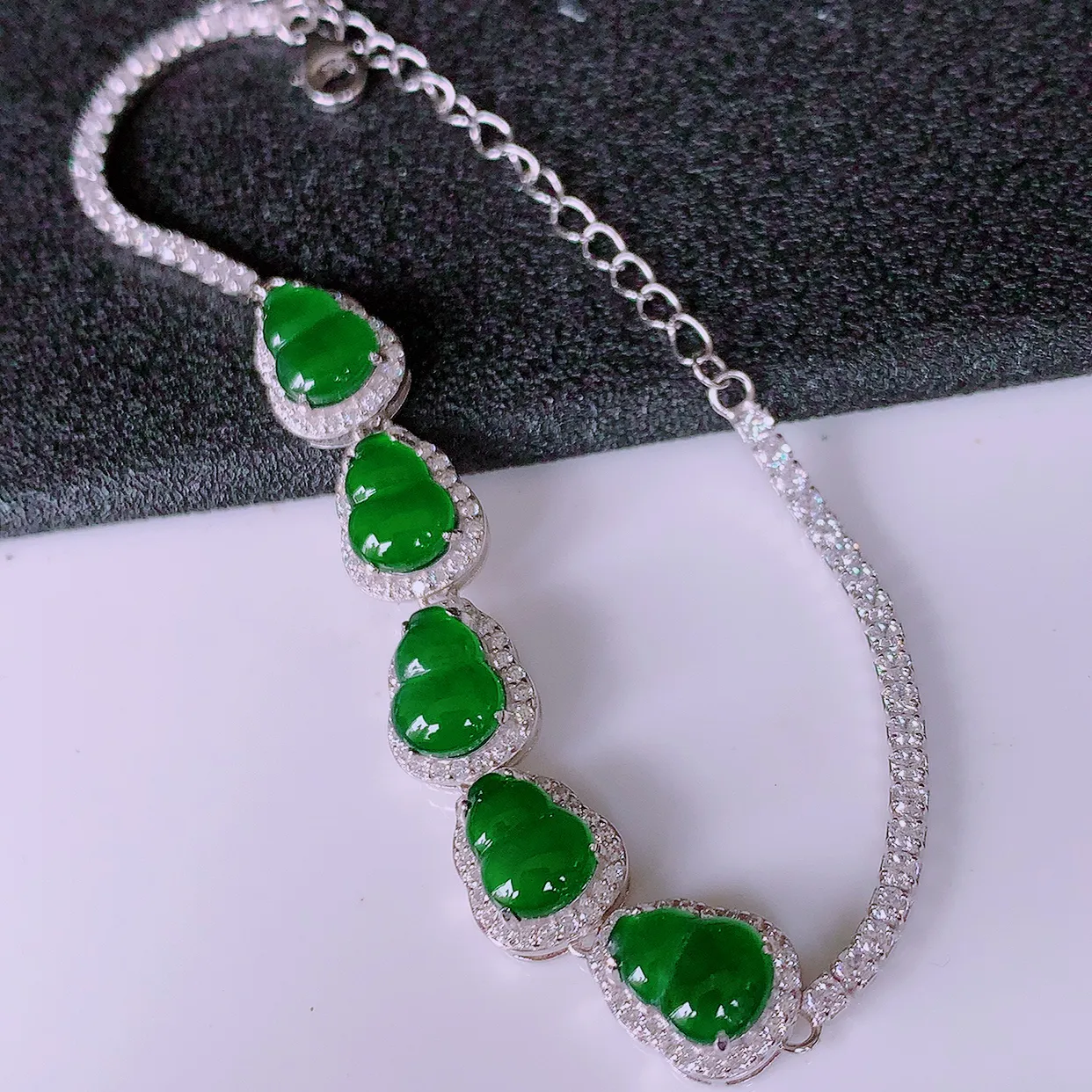 冰透满绿翡翠925银镶嵌葫芦手链，自然光实拍，翠色灵动，颜色漂亮，种老水足，品相佳，佩戴佳品！#97.29葫芦取一整体10.5-8.5-5.5裸石8*5.8