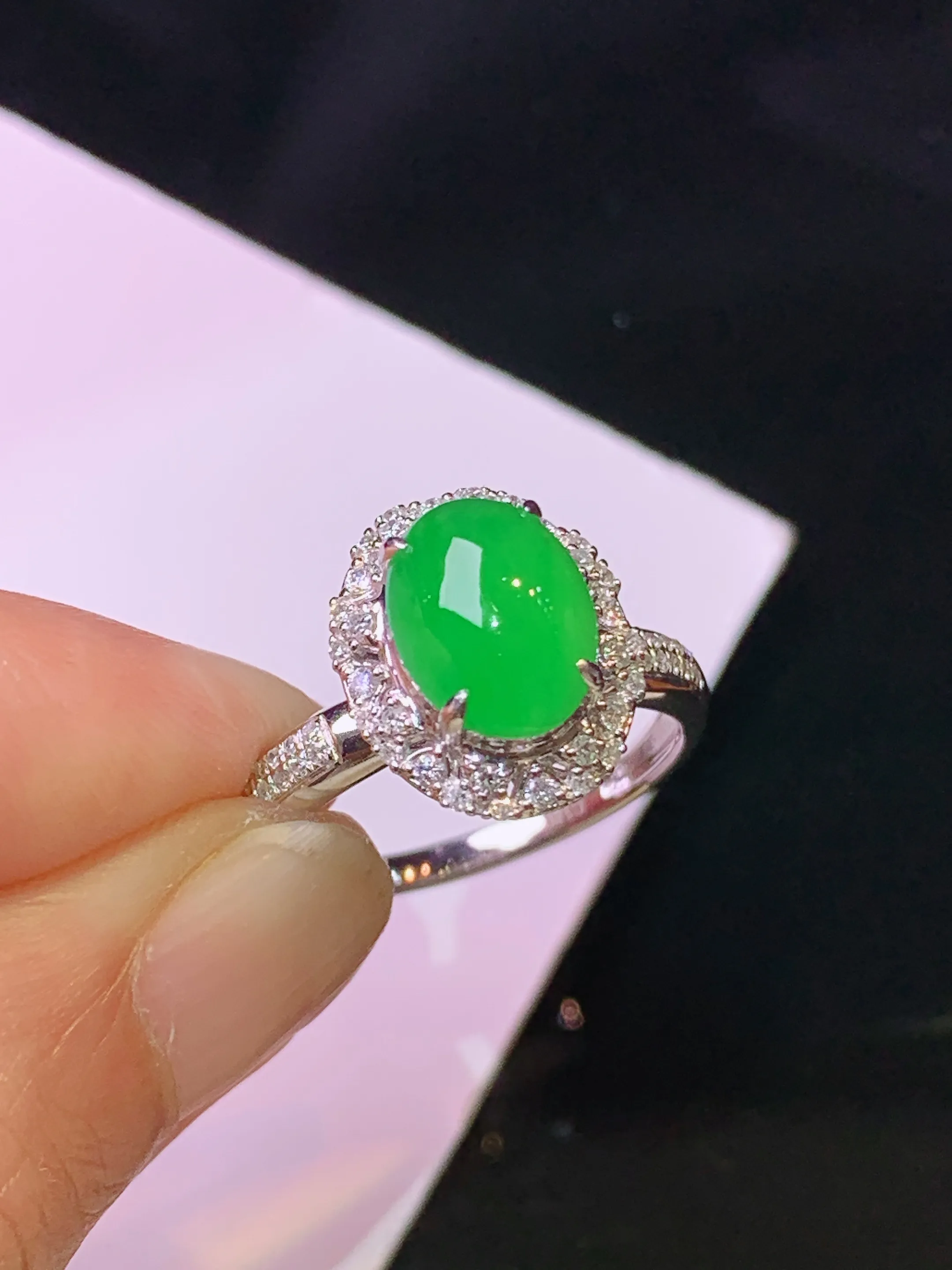 18k金钻镶嵌满绿蛋面戒指 玉质细腻 色泽清新艳丽 圈口14.5 整体尺寸13*11*9.8