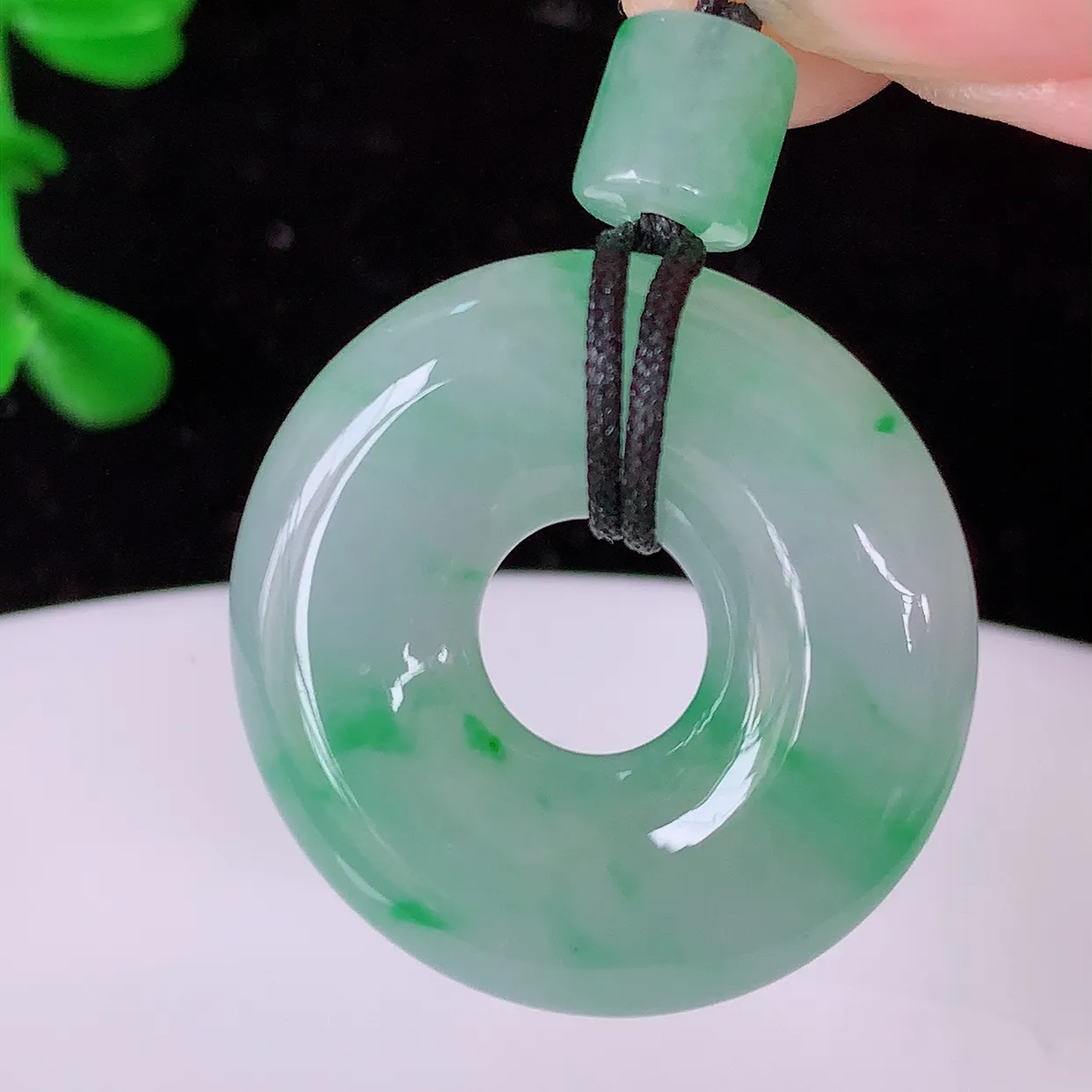 自然光实拍，冰种飘绿翡翠平安扣吊坠，玉扣，平安是福；很美的料子，平安扣佩戴优雅迷人！#12.29