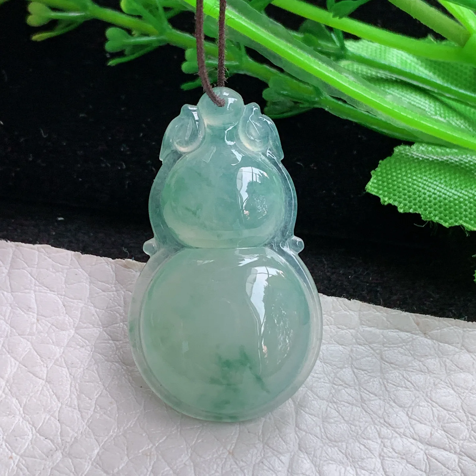 gp自然光37*21.8*6.2天然缅甸翡翠冰晴绿饱满飘花葫芦玉吊坠