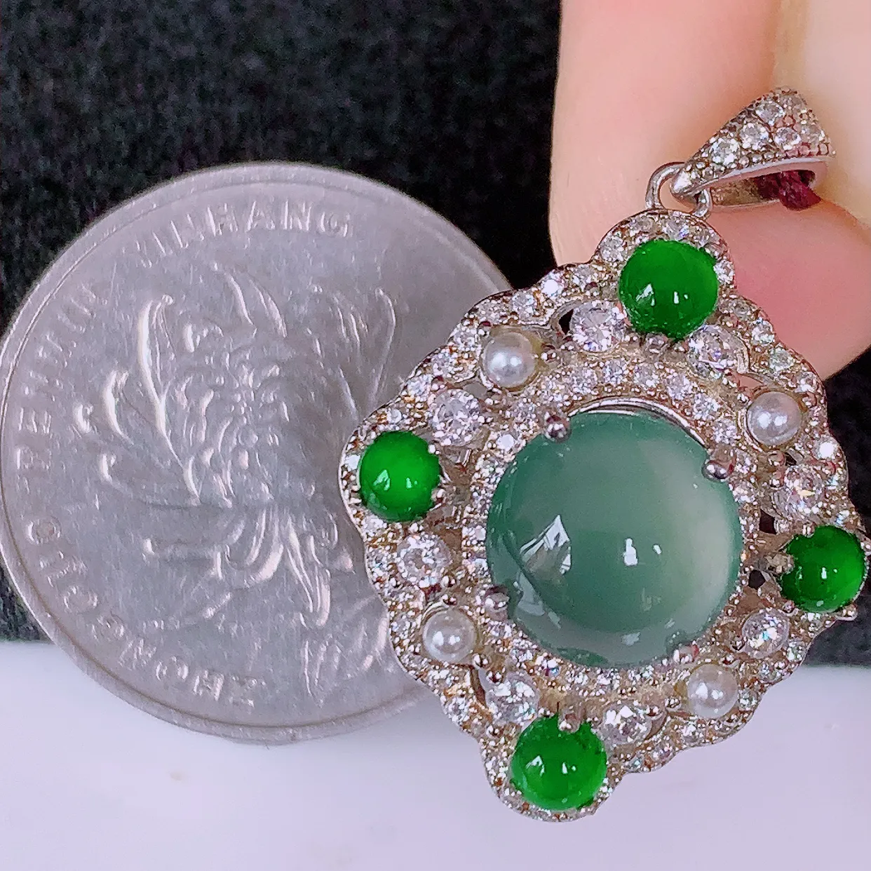 冰透满绿翡翠925银镶嵌吊坠，自然光实拍，翠色灵动，颜色漂亮，种老水足，品相佳，佩戴佳品！#97.29整体29*20*9.6裸石9*9