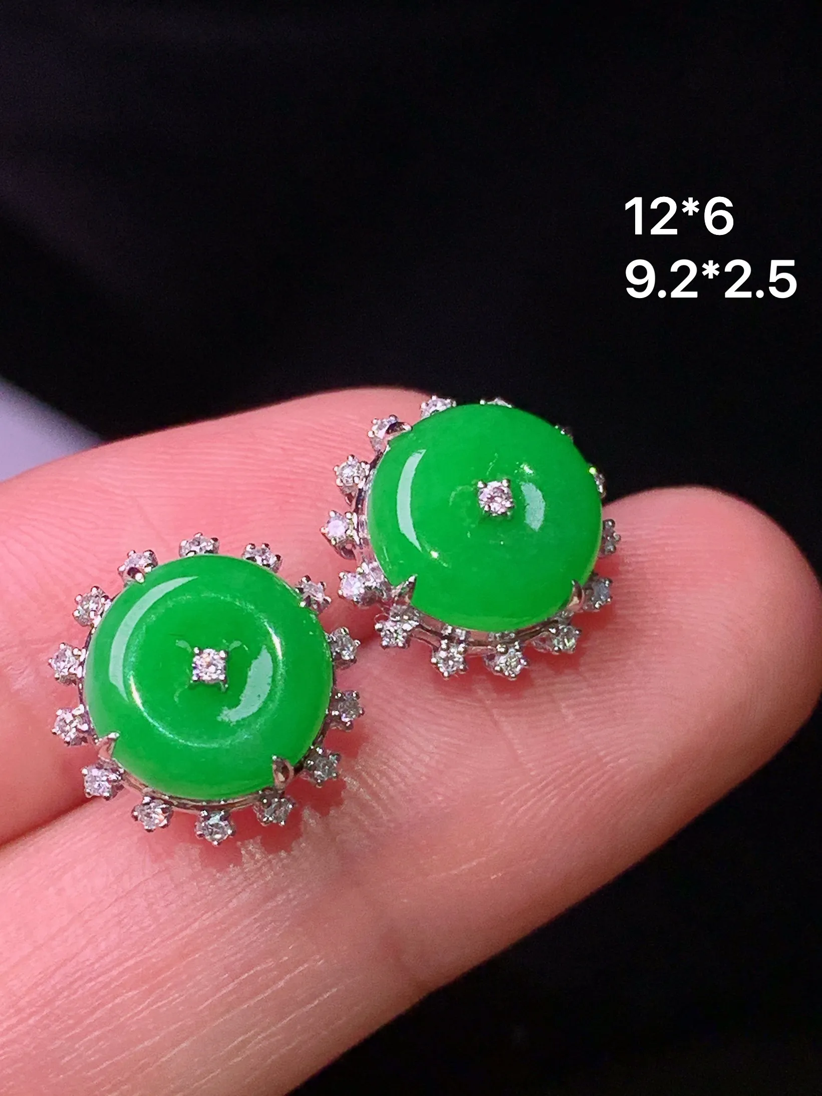 18k金钻镶嵌满绿平安扣耳钉 吊坠 玉质细腻 色泽清新艳丽 整体尺寸12*6