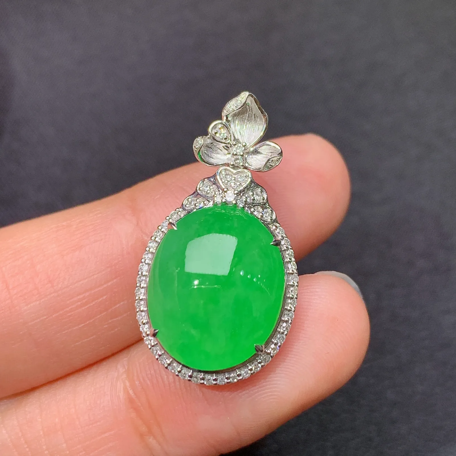 阳绿蛋面吊坠，18k金镶嵌，色泽鲜阳，冰润细腻，种水足，Al 尺寸27*14.7*9.5