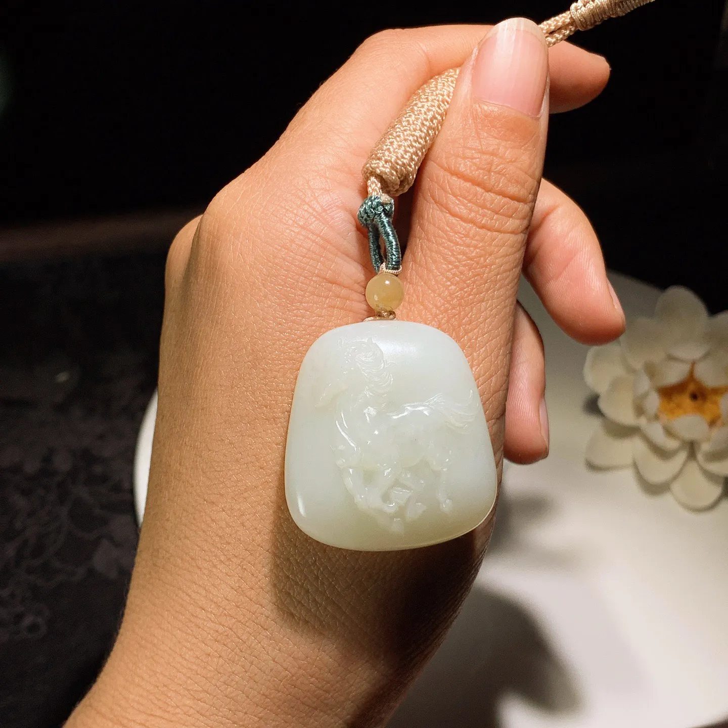 和田玉白玉糖料扭转乾坤牛挂件。尺寸33/31/12重23.6克。玉质细腻油润。手推出油。佩戴高端典雅。lt251201