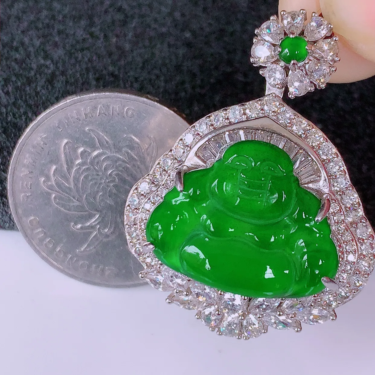 冰透满绿翡翠925银镶嵌佛公吊坠，自然光实拍，翠色灵动，颜色漂亮，种老水足，品相佳，佩戴佳品！#97.29整体34.5*26.5*12.5裸石19.5*15.5
