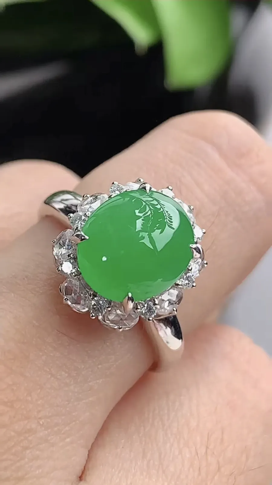 a货翡翠老坑冰种18K金伴钻镶嵌阳绿蛋面戒指 圈口17.3裸石尺寸10×8.5mm 重量4.40g 1202