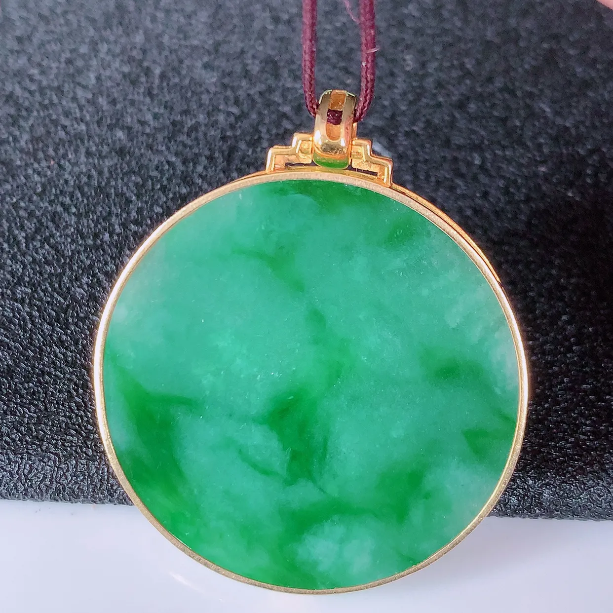 自然光实拍，18K金镶嵌水润飘绿翡翠平安无事牌吊坠，平平安安，无事牌翠色灵动，佩戴平安时尚！#83.