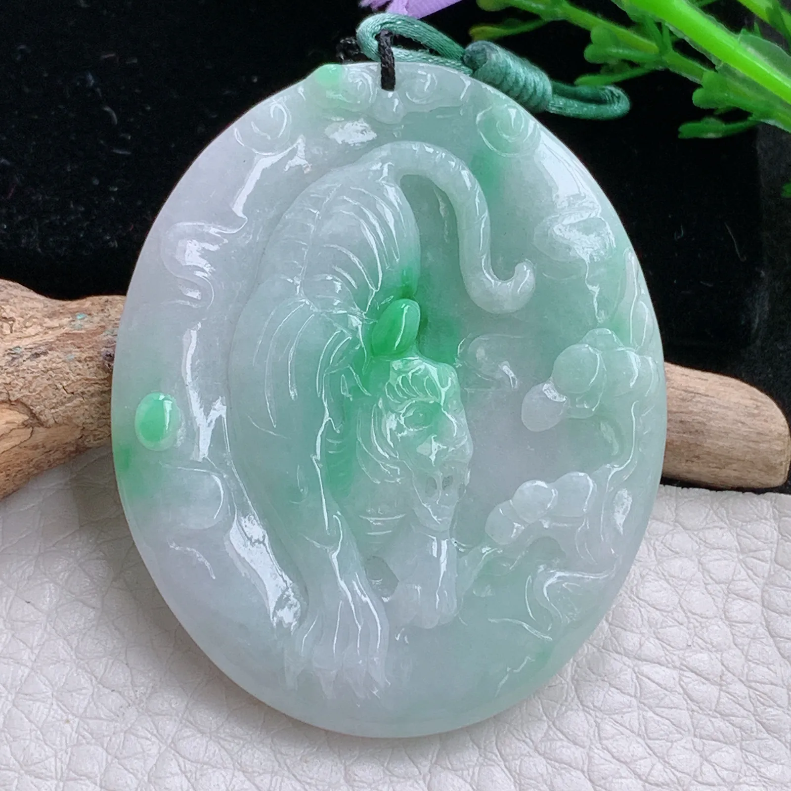 bg自然光53*44*6天然缅甸翡翠飘阳绿下山虎 生肖虎玉吊坠 毛衣坠