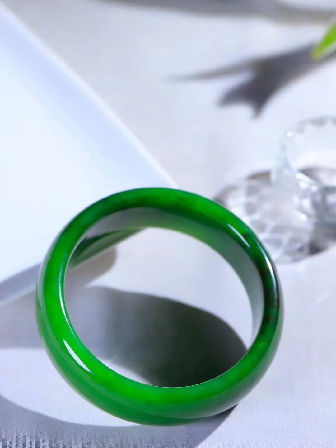 【悠悠芳华.镯】

收藏级臻品和田玉碧玉手镯 玉质温润 青葱岁月，尽收腕中，婉转流畅，凝岁月悠长。盈一眸恬淡，挽一抹绿意。重87.6克 内径59.5mm尺寸21.1-8mm   861102505A