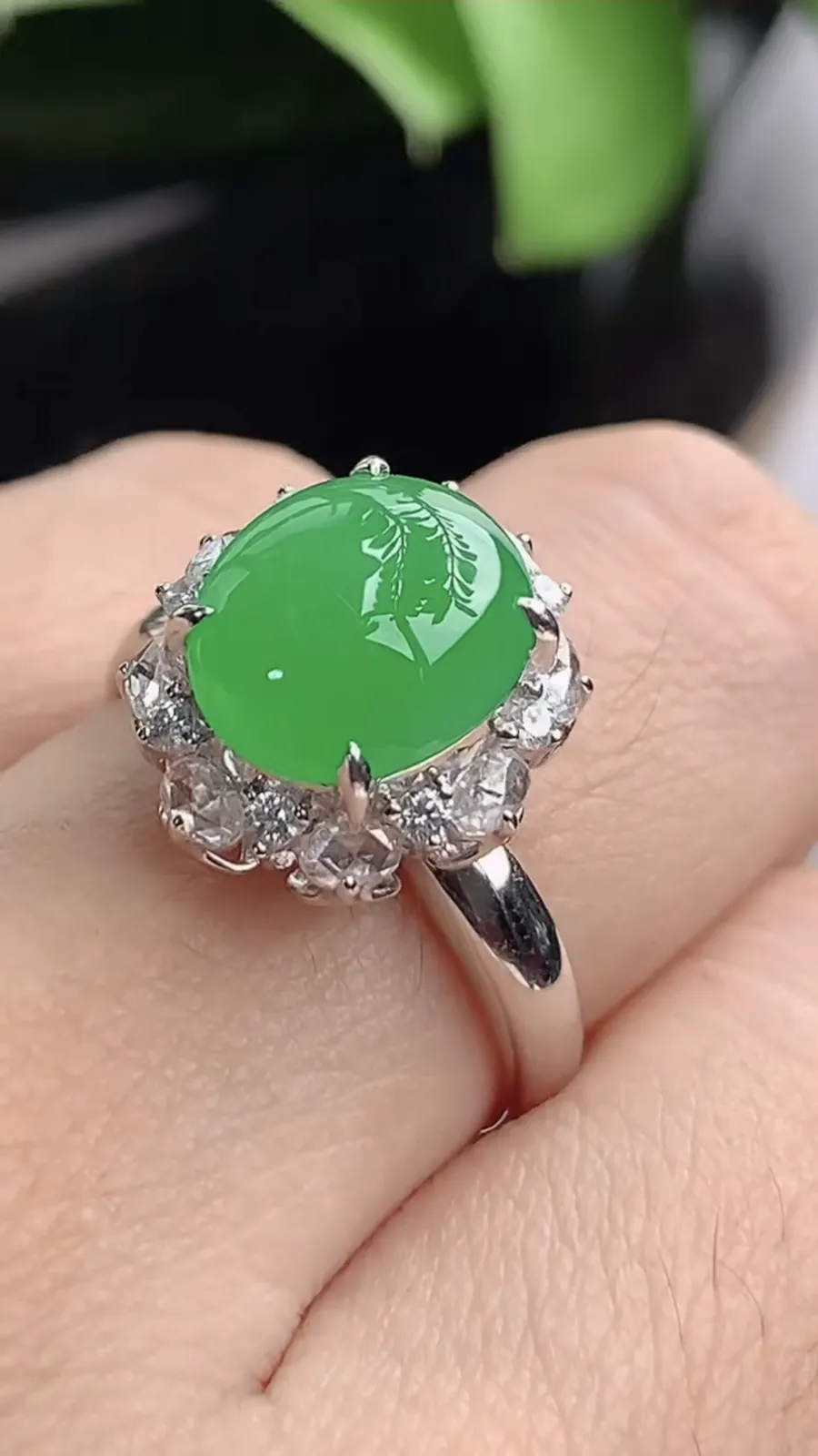 a货翡翠老坑冰种18K金伴钻镶嵌阳绿蛋面戒指 圈口17.3裸石尺寸10×8.5mm 重量4.40g 1202