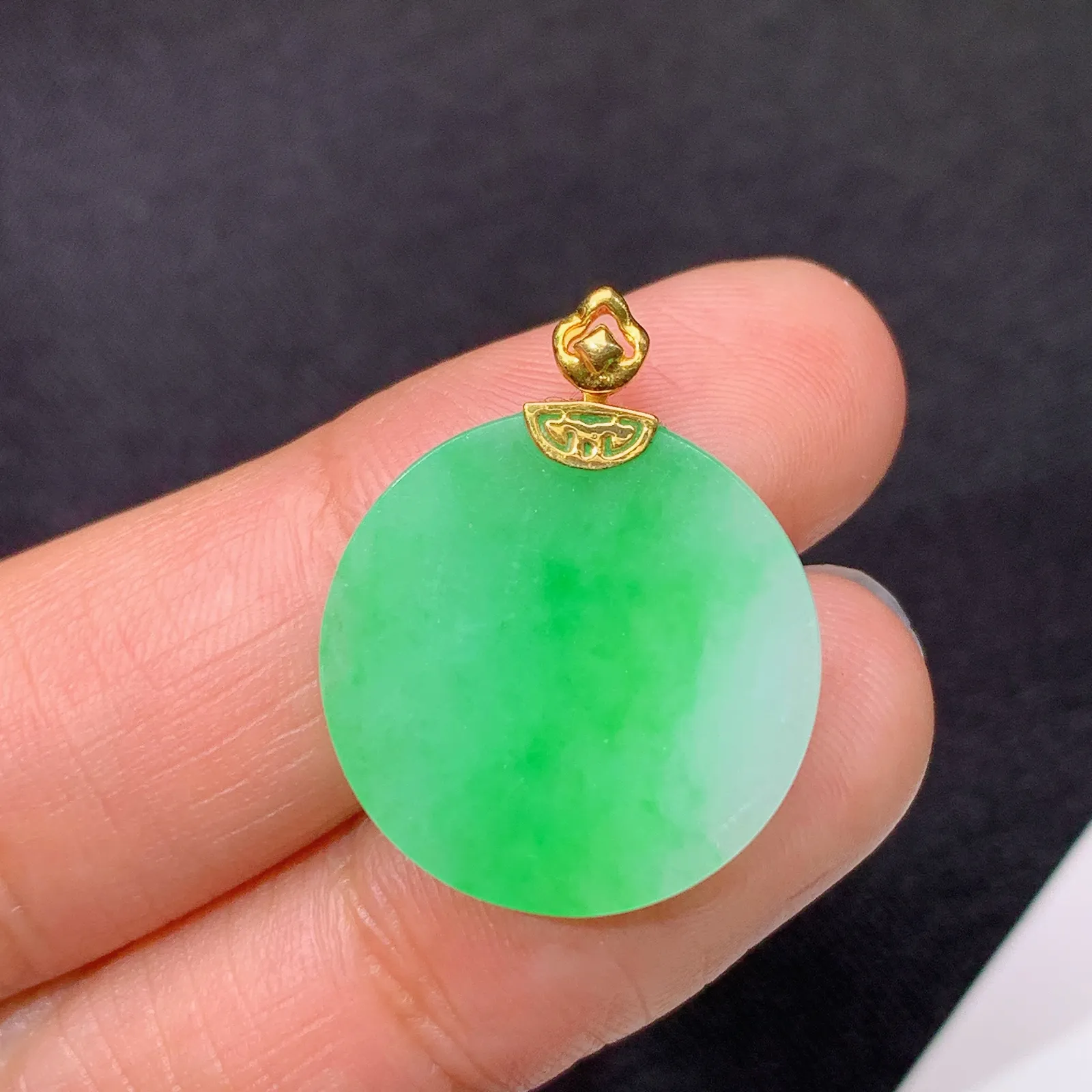 冰飘绿圆牌吊坠，18k金镶嵌，冰润色阳，玉质细腻，种水足，Al 尺寸23.2*18.6*2.3