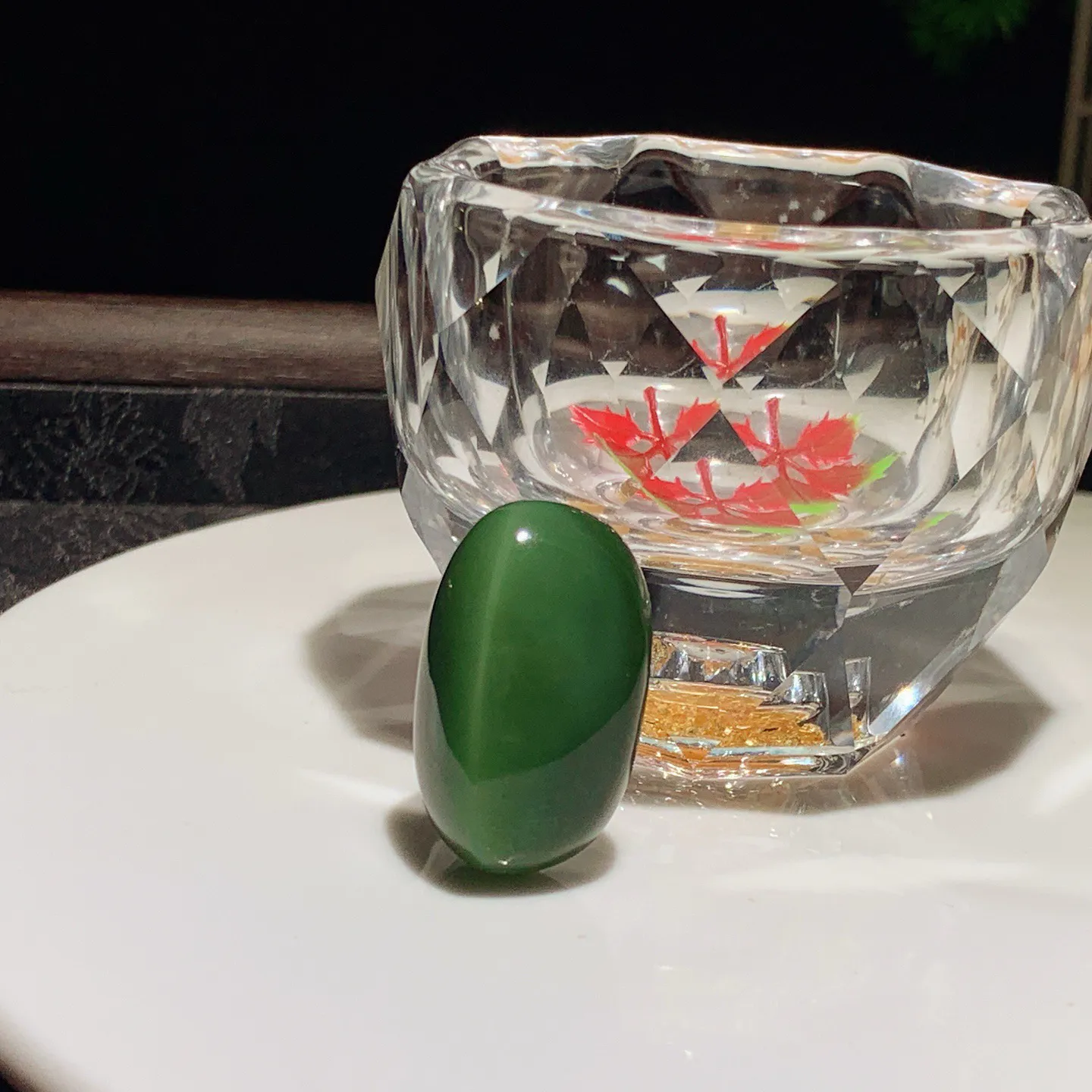 和田玉阳绿猫眼俄罗斯碧玉蛋面 碧玉戒面。尺寸29/19/12重10.5克。玉质细腻油润。手推出油。佩