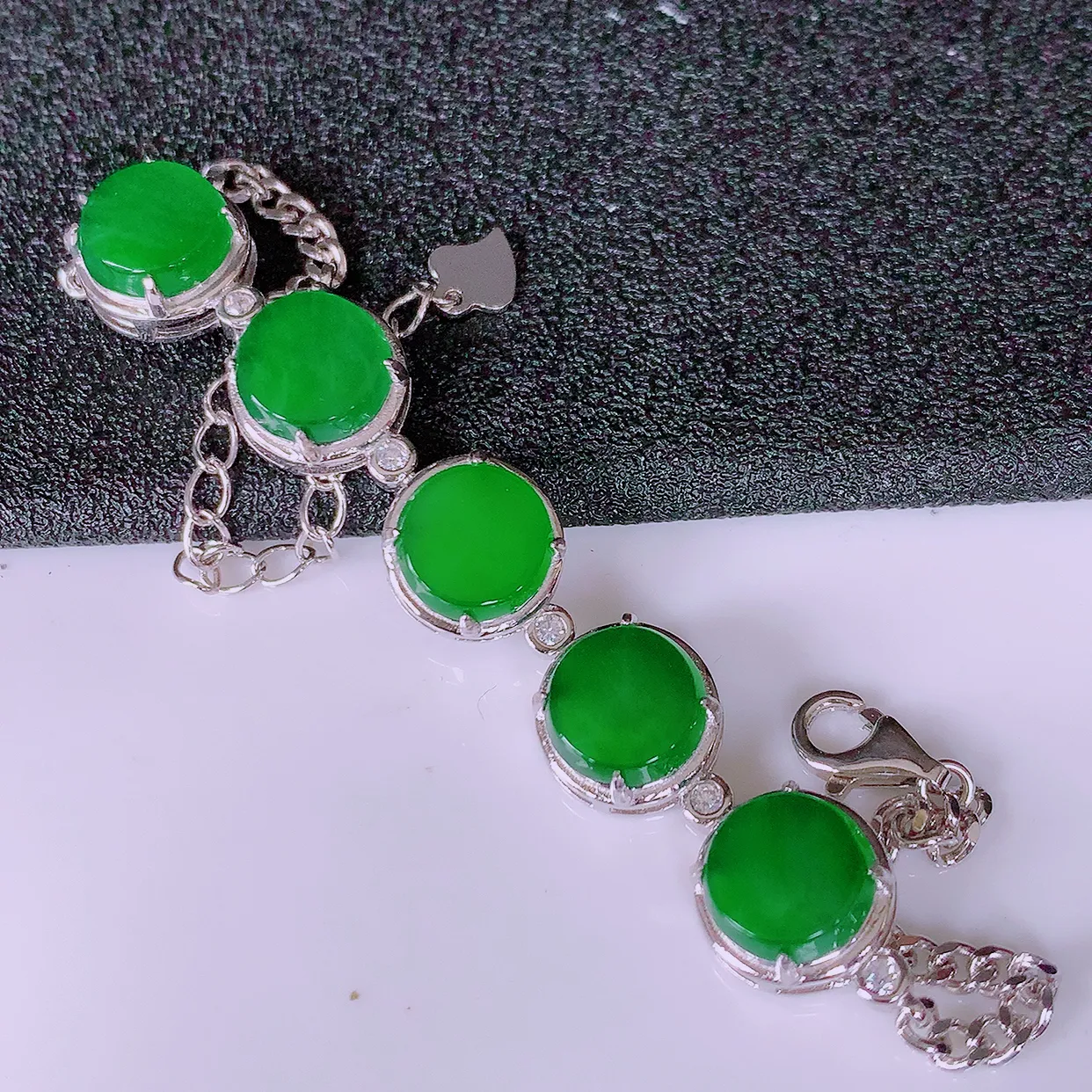 冰透满绿翡翠925银镶嵌手链，自然光实拍，翠色灵动，颜色漂亮，种老水足，品相佳，佩戴佳品！#97.29取一整体9.5*9.5*5裸石8*8