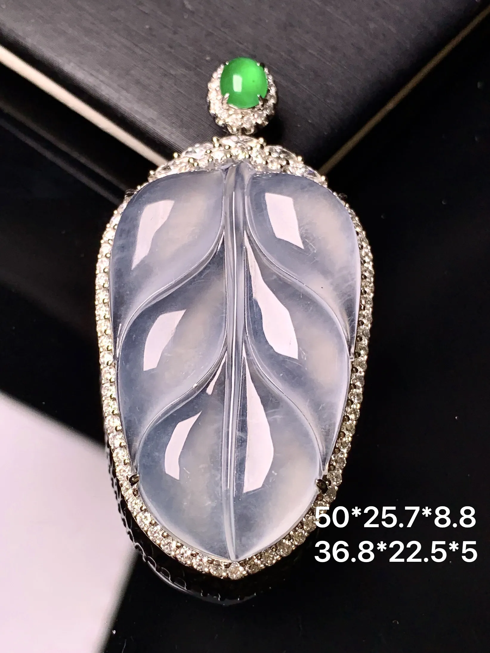 18k金钻镶嵌冰种树叶吊坠 玉质细腻 色泽清新艳丽  整体尺寸50*25.7*8.8