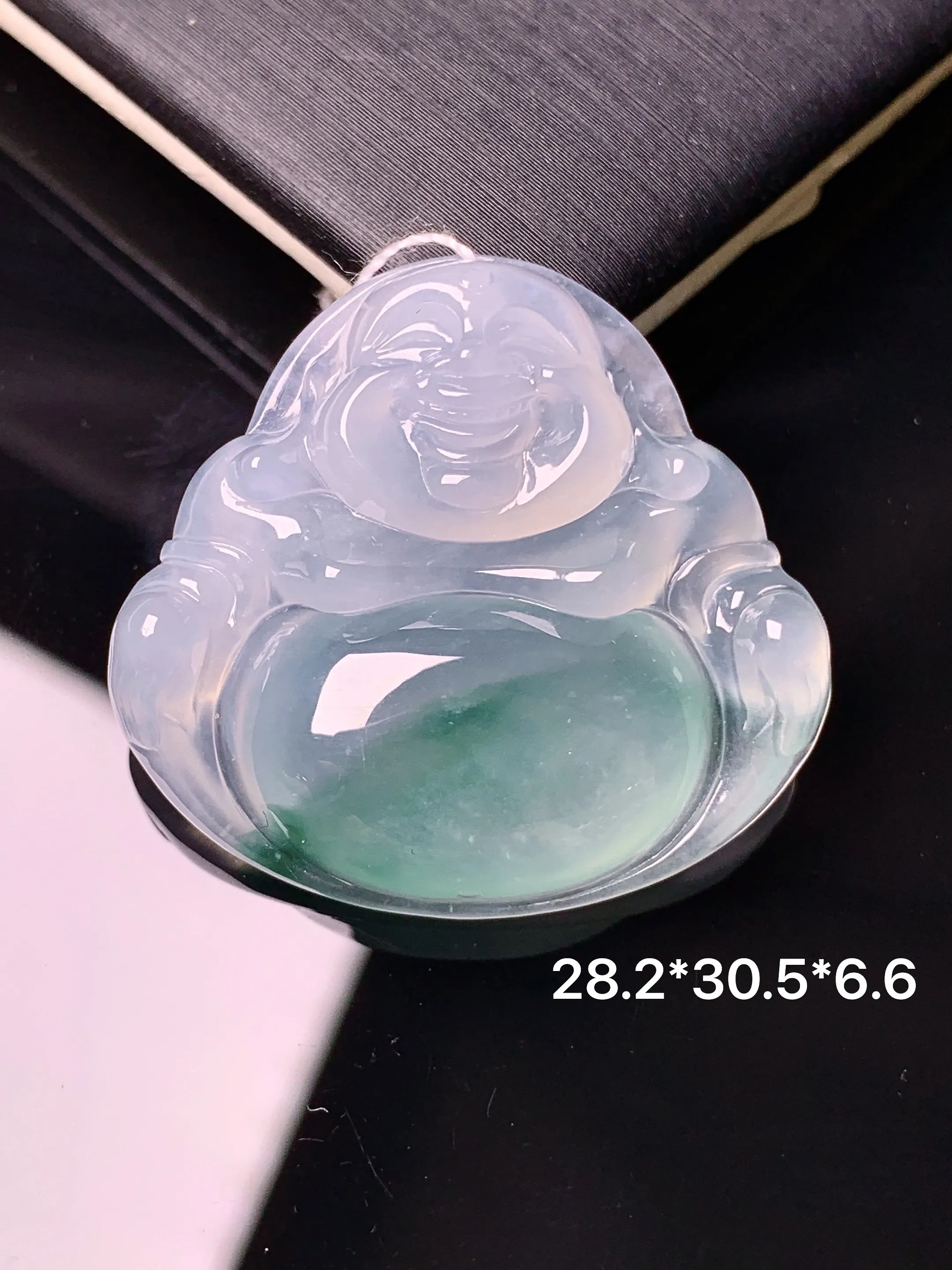 冰种飘绿佛公吊坠 玉质细腻 色泽清新艳丽  整体尺寸28.2*30.5*6.6