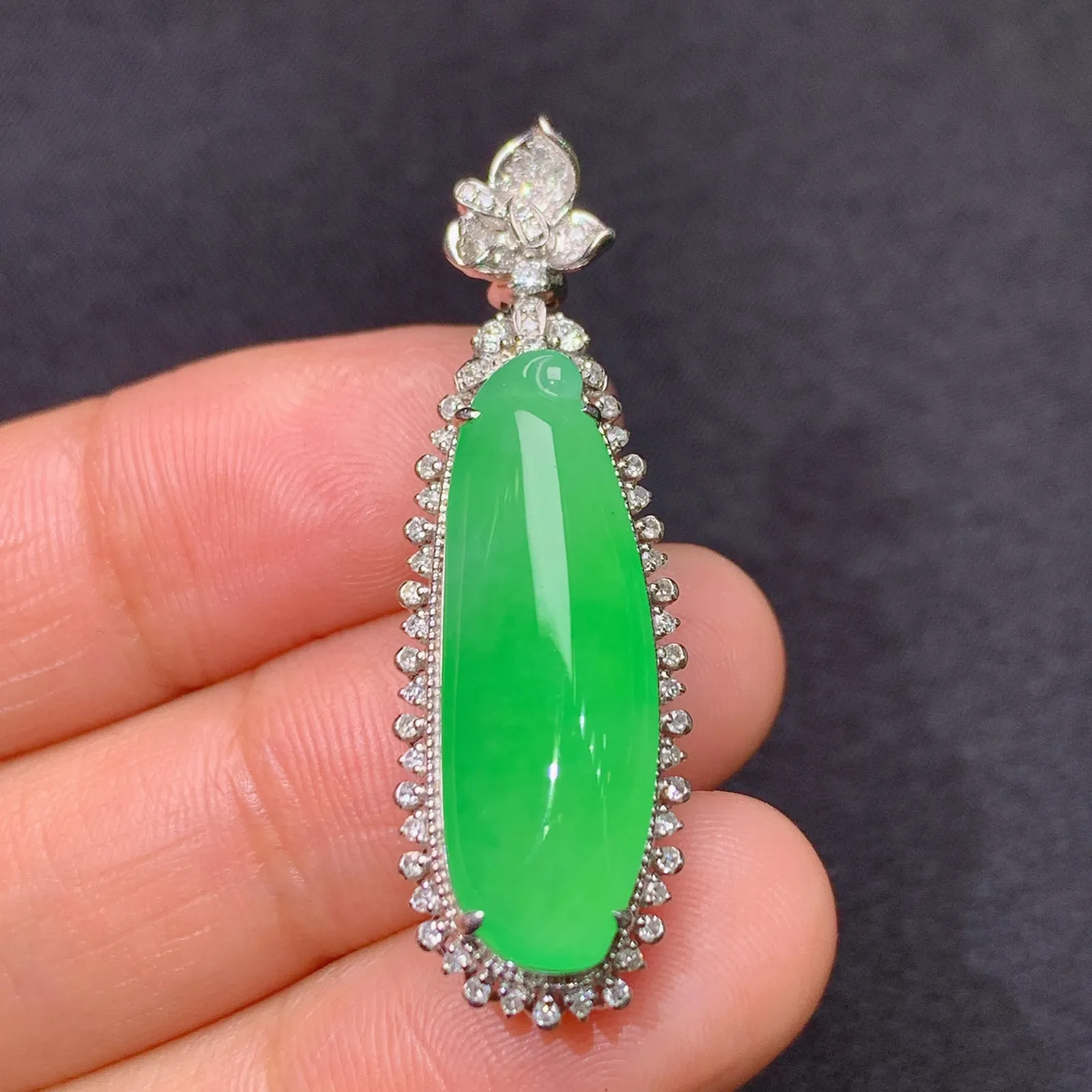 阳绿福瓜吊坠，18k金镶嵌，色泽鲜阳，冰润细腻，种水足， 尺寸37.8*12*10.5