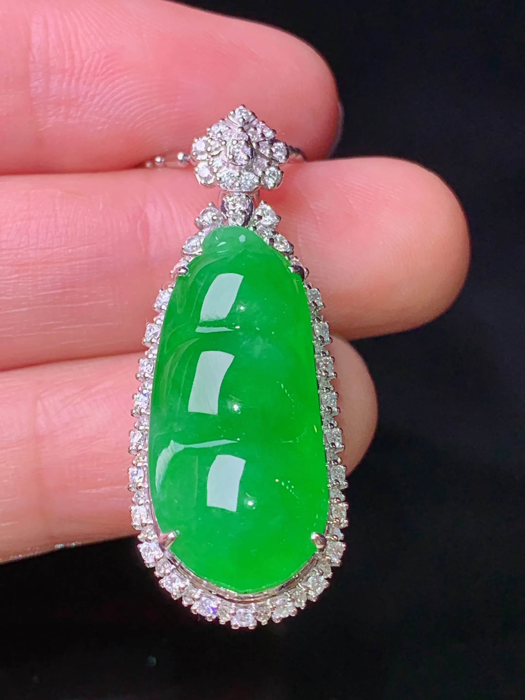 18k金钻镶嵌满绿四季豆吊坠 玉质细腻 色泽清新艳丽 整体尺寸36.5*14.2*11.8