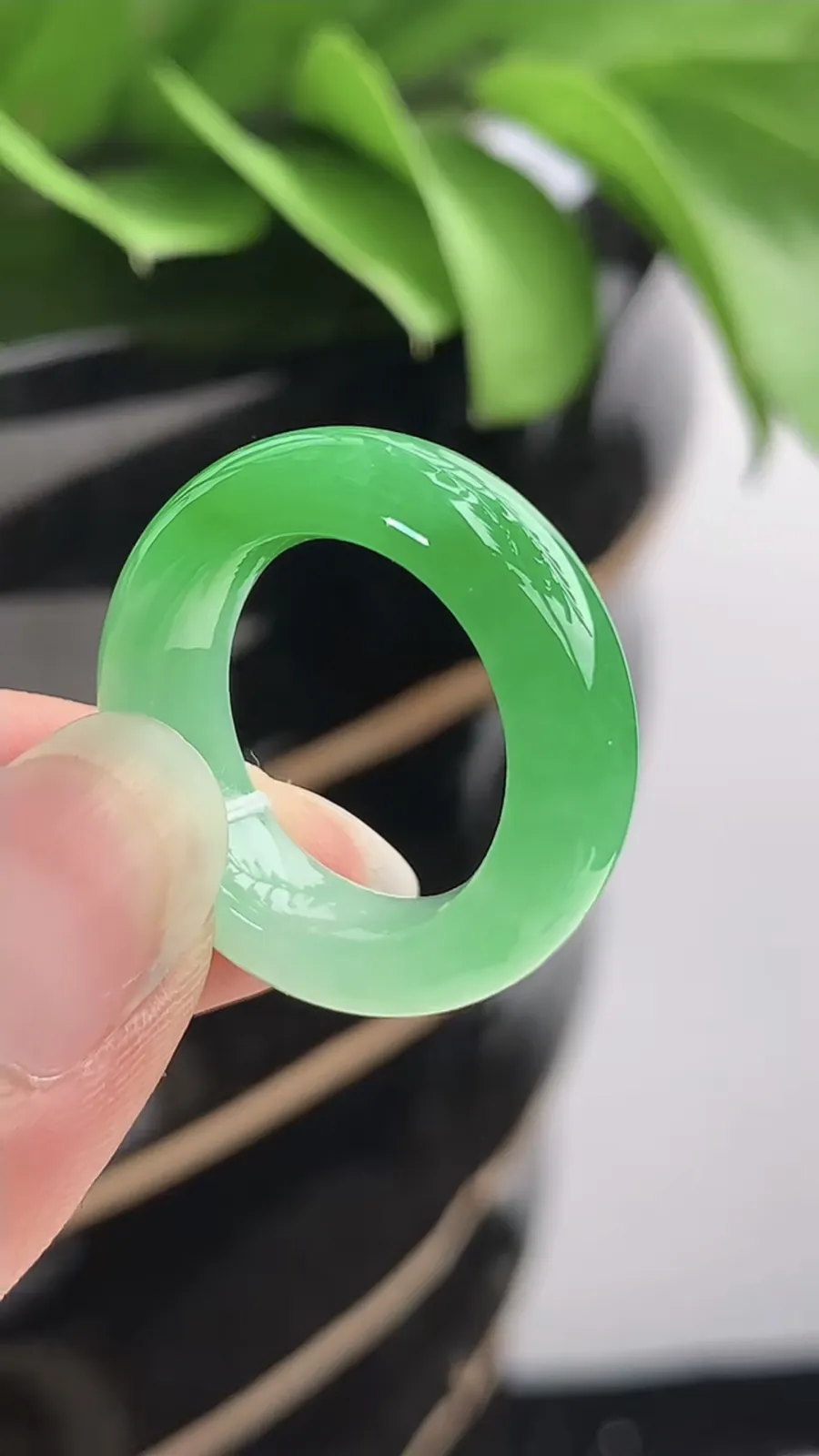 a货翡翠老坑冰种飘绿素面戒指 尺寸16.7×6.6×4.4mm 重量5.60g 1202