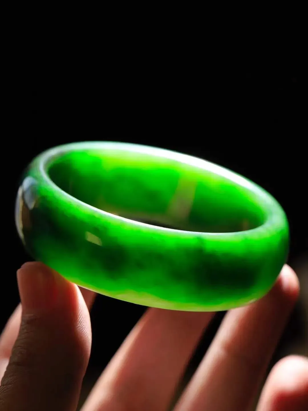 【悠悠芳华.镯】

收藏级臻品和田玉碧玉手镯 玉质温润 青葱岁月，尽收腕中，婉转流畅，凝岁月悠长。盈一眸恬淡，挽一抹绿意。重87.6克 内径59.5mm尺寸21.1-8mm   861102505A