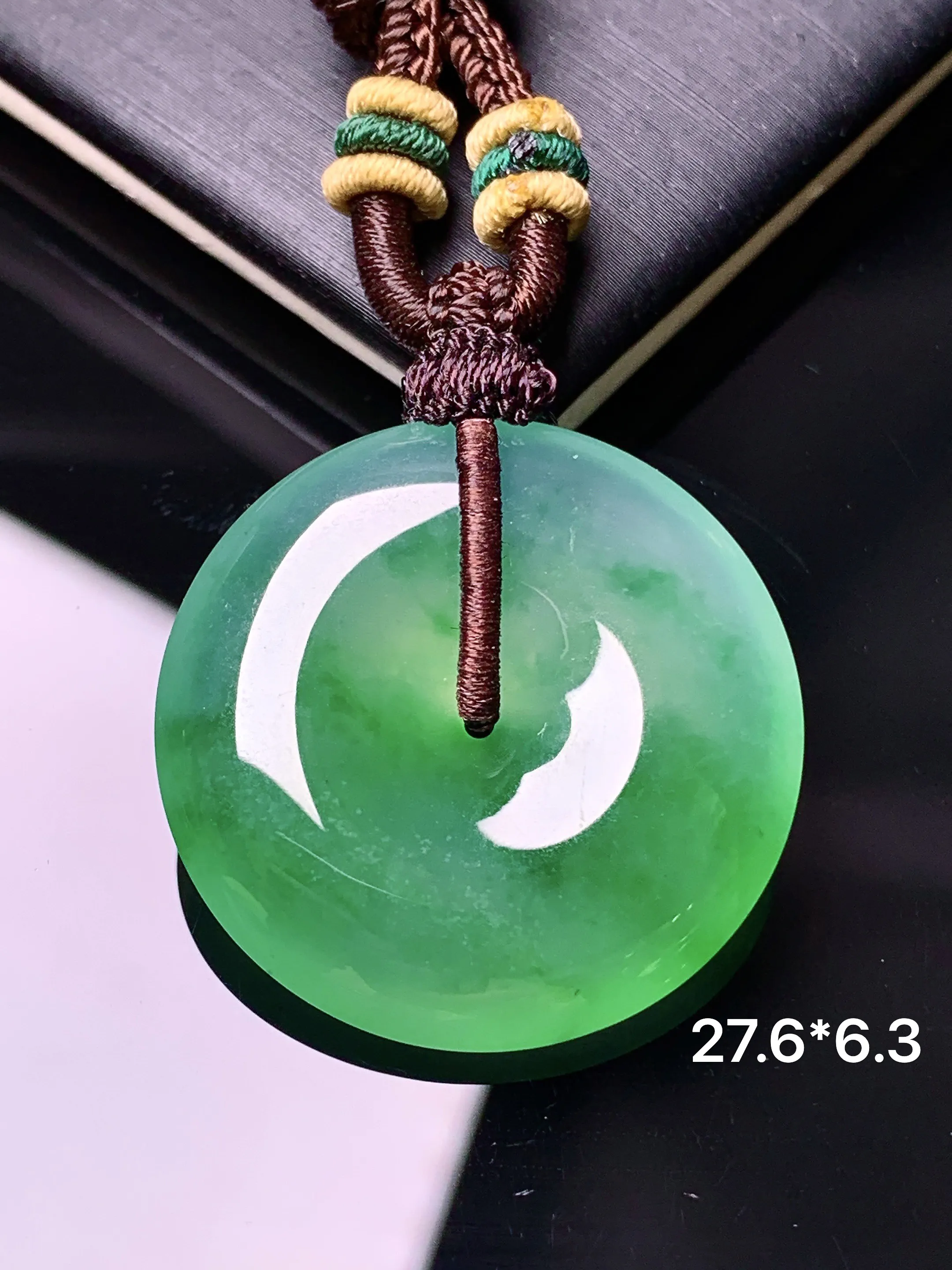 翠绿平安扣吊坠 玉质细腻 色泽清新艳丽  整体尺寸27.6*6.3