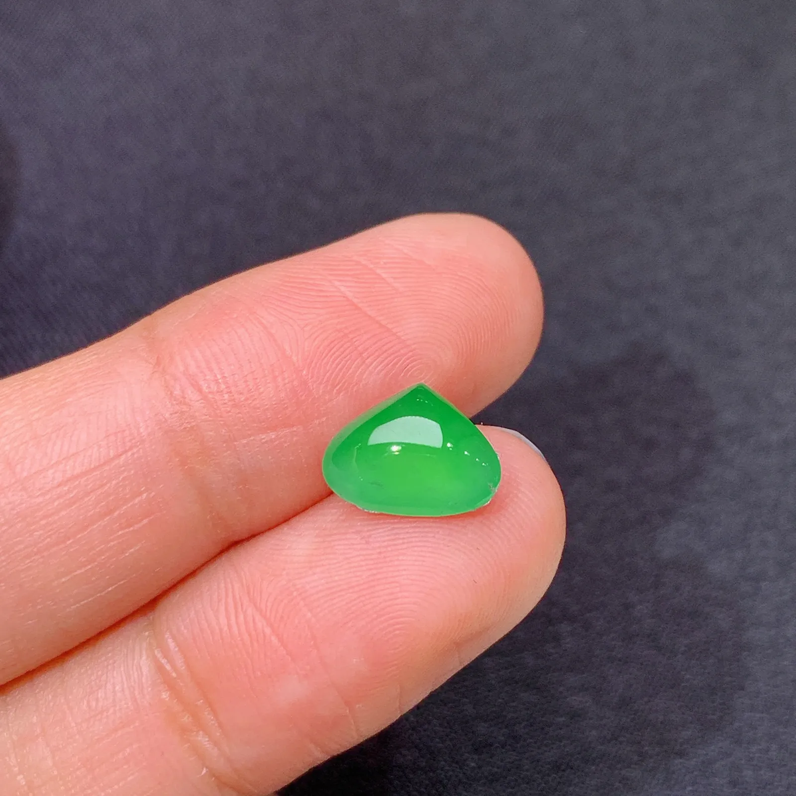 阳绿水滴，镶嵌佳品，冰润色阳，种水足 尺寸9.3*7*3.3