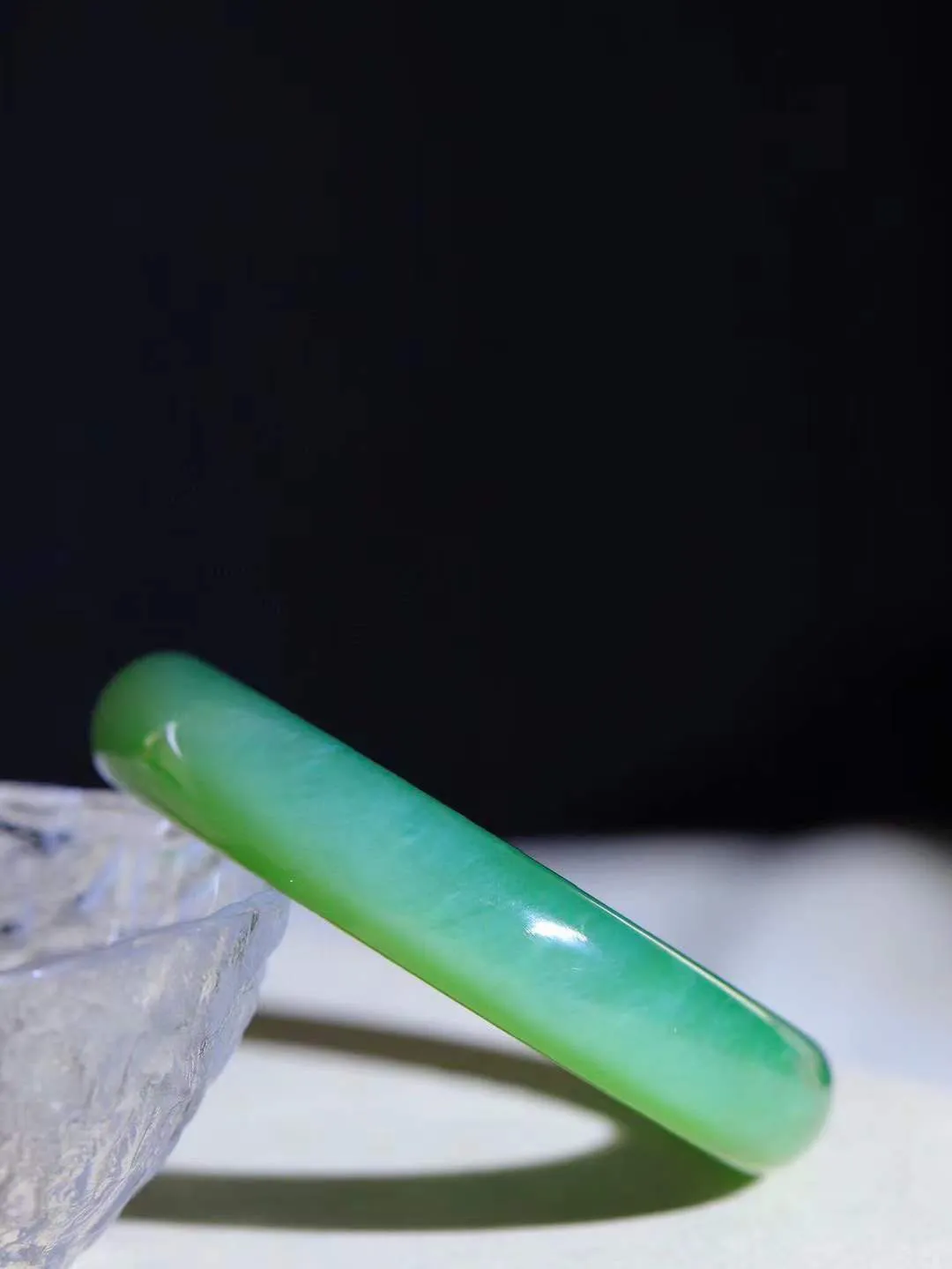 【诗情画意.手镯】

收藏传家级臻品️和田玉碧玉猫眼手镯   细腻油脂,手感润滑。意韵飘渺，温雅细腻，工艺精湛，️氤氲诗意的美跃然于手腕之间，给人以出尘的风雅，优美脱俗，气质非凡。重59克 内径58mm尺寸13.4-8.8mm  22120200A