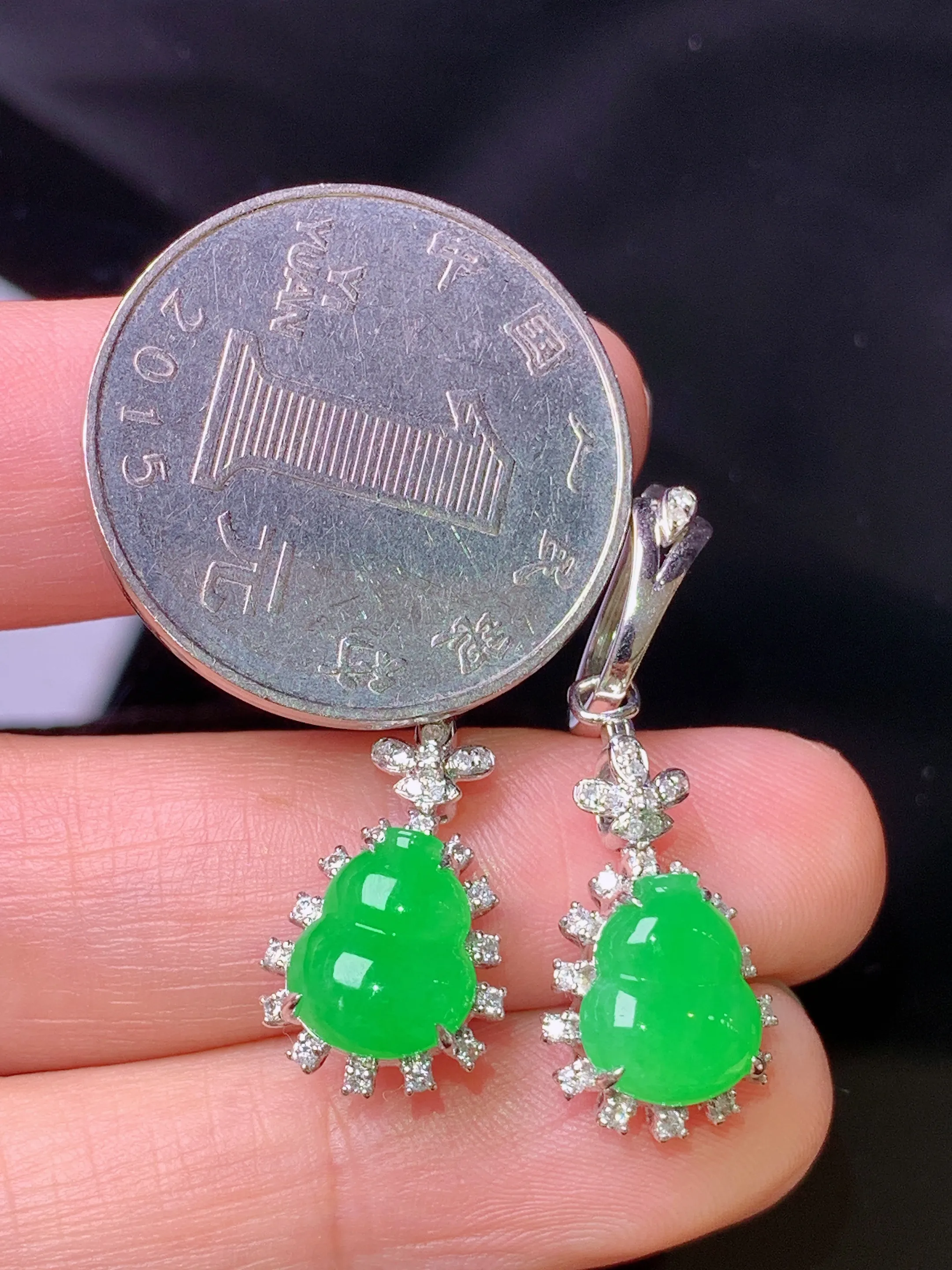 18k金钻镶嵌翠绿葫芦耳坠 玉质细腻 色泽清新艳丽  整体尺寸31*11*7.2