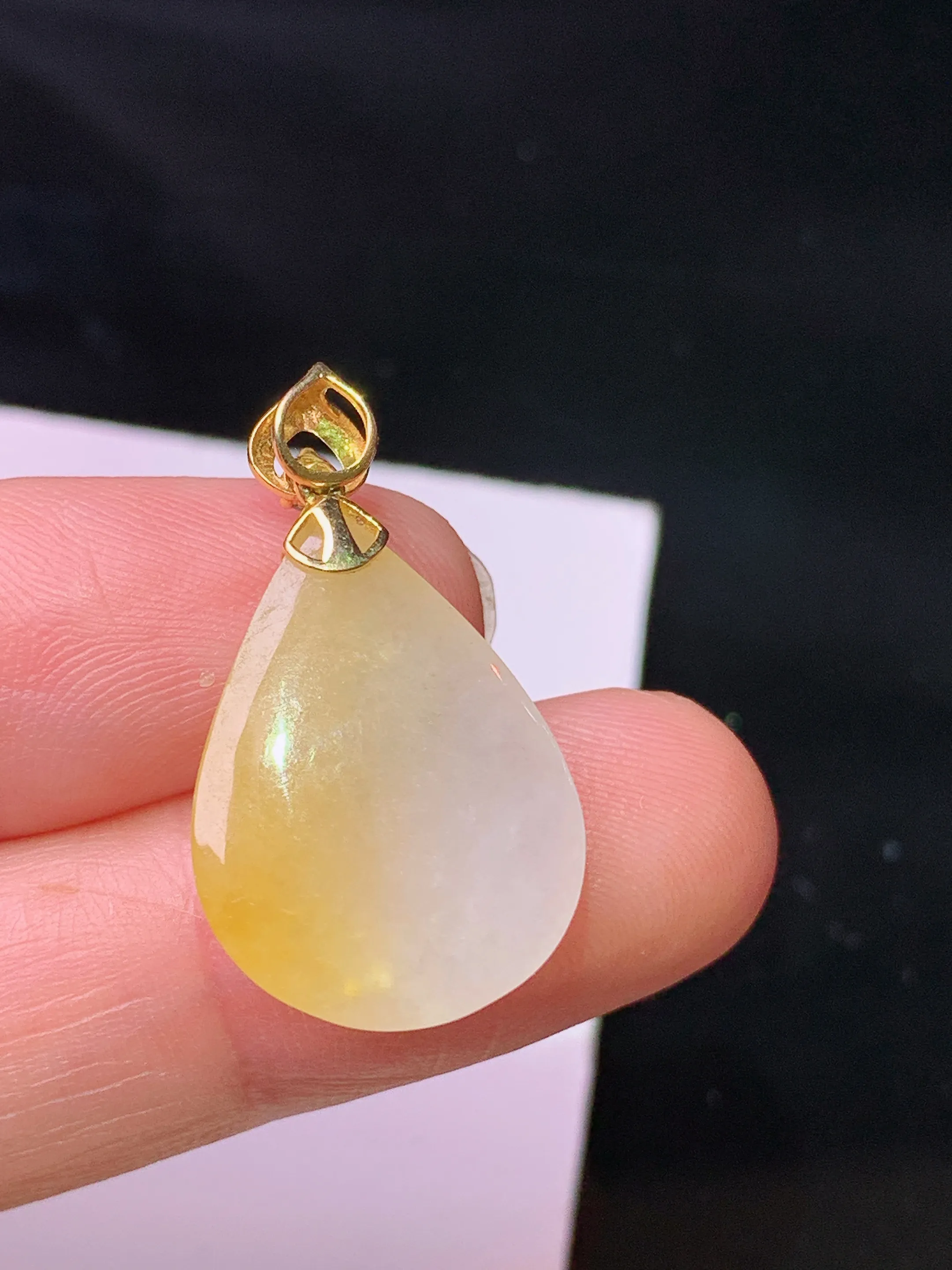 18k金钻镶嵌飘黄翡水滴吊坠 玉质细腻 色泽清新艳丽 整体尺寸26.6*15*5.6