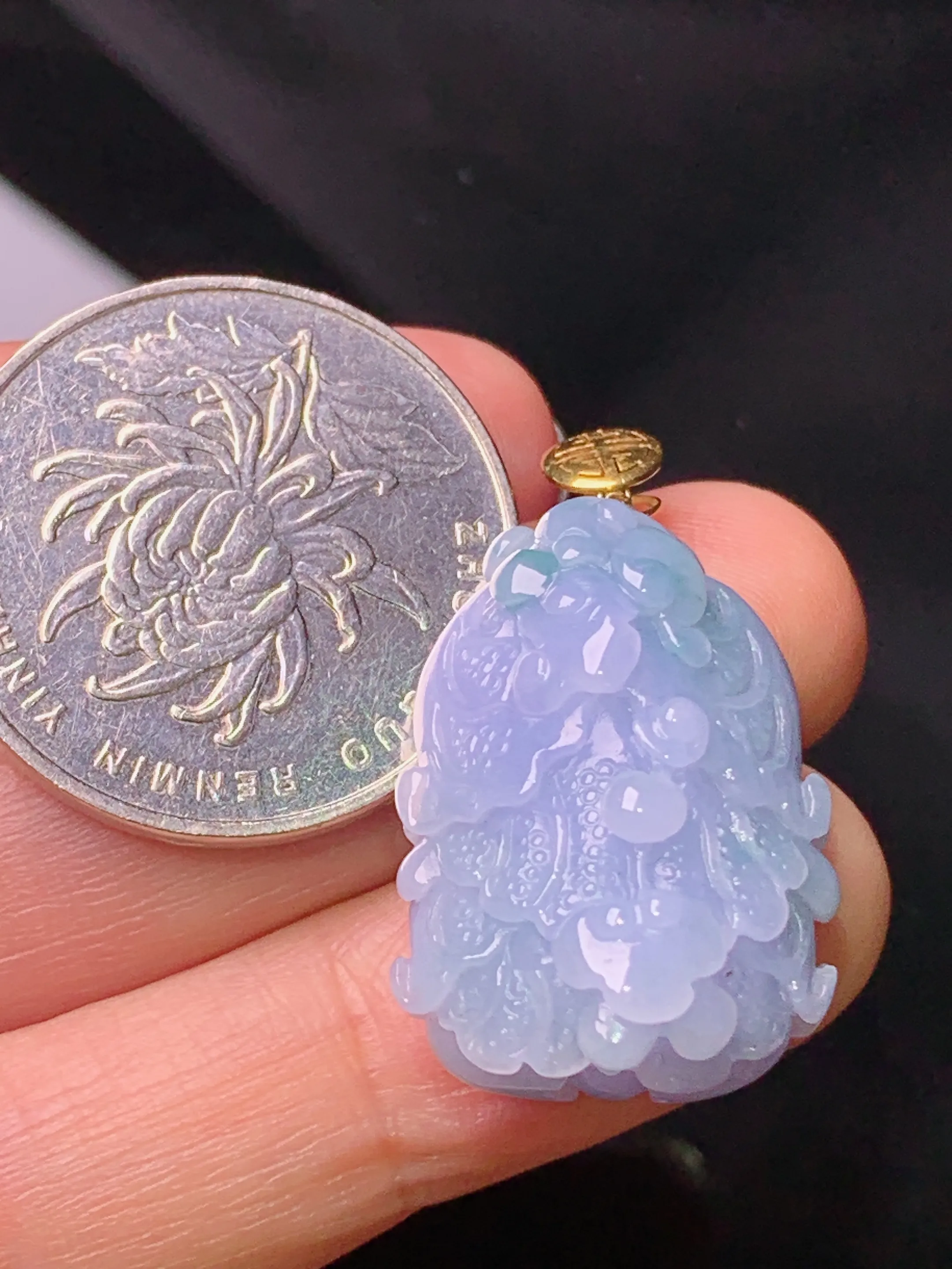 18k金镶嵌紫罗兰白菜吊坠 玉质细腻 色泽清新艳丽  整体尺寸32.5*17.6*12.5