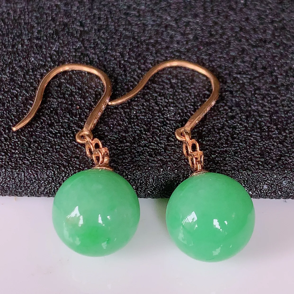 自然光实拍 18k金镶嵌满绿翡翠圆珠耳坠，沁人心脾，豪华镶嵌而成，耳坠佩戴效果大气出众，尽显气质。种水好，胶感足，颜相当漂亮，高性价比，值得入手品鉴！#83.29耳坠整体长28裸石10