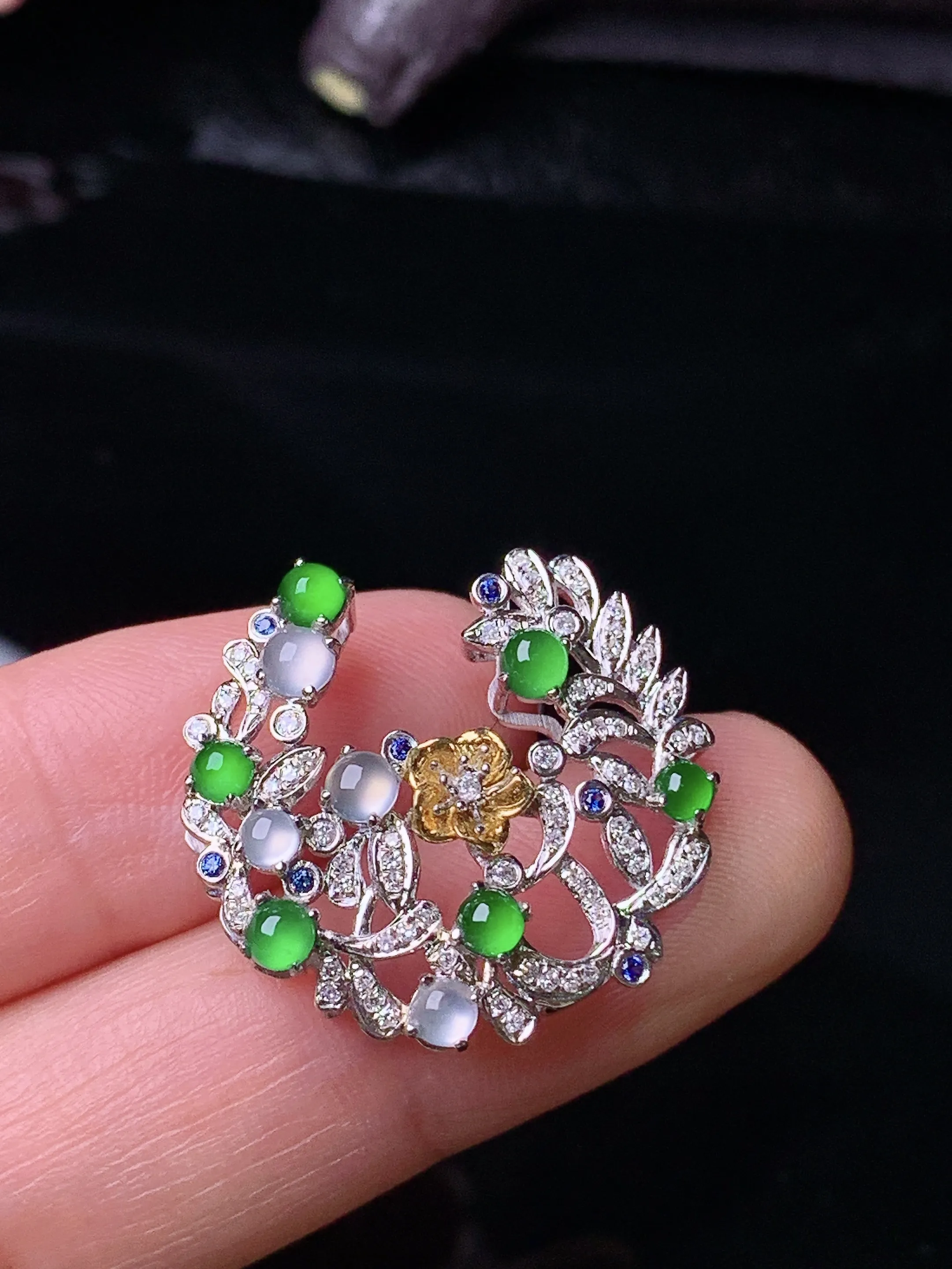 18k金钻镶嵌冰种满绿蛋面组合圣诞款吊坠 玉质细腻 色泽清新艳丽 整体尺寸21.8*23*7