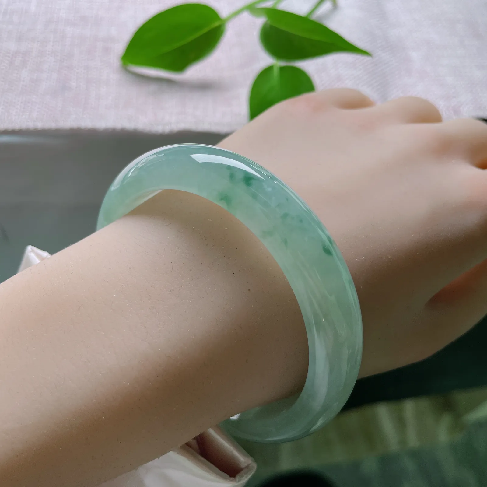 58.5/13/8.3，冰晴底正圈，一抹淡淡飘花点缀，种很老，清透感满满，完美。