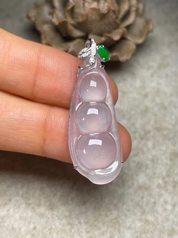 冰种福豆吊坠、真金真钻镶嵌，种水好，玉质细腻 .裸石尺寸 32.6*13.3