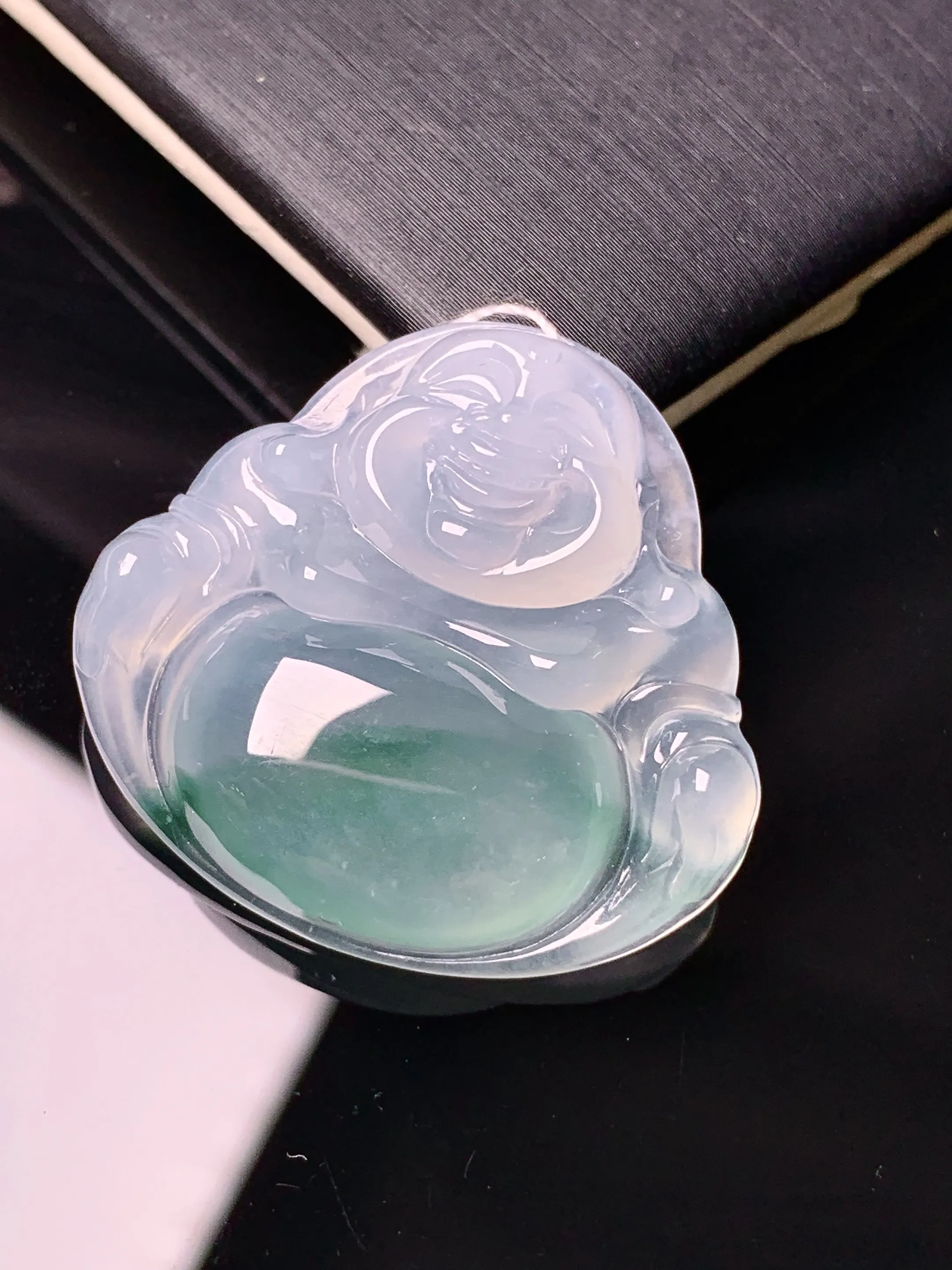 冰种飘绿佛公吊坠 玉质细腻 色泽清新艳丽  整体尺寸28.2*30.5*6.6