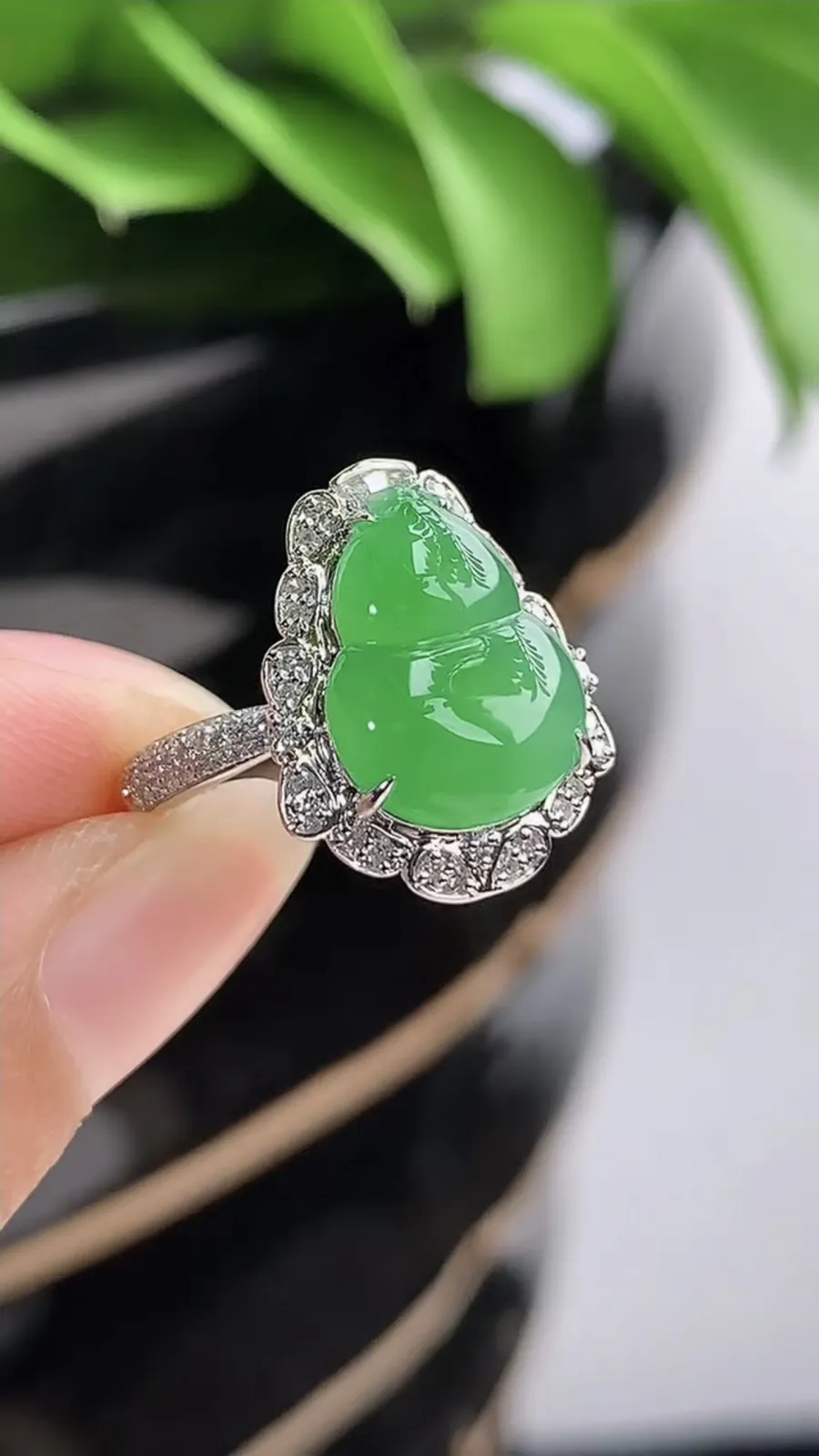 a货翡翠老坑冰种18K金伴钻镶嵌甜绿葫芦戒指 圈口17裸石尺寸13×9.7mm 重量3.60g 1202