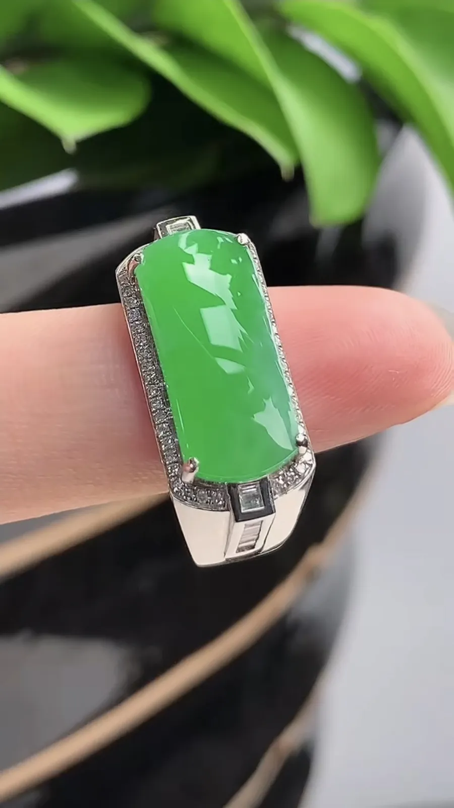 a货翡翠老坑冰种18K金伴钻镶嵌阳绿马鞍戒指 圈口20裸石尺寸17.7×7.3mm 重量6.50g 1201