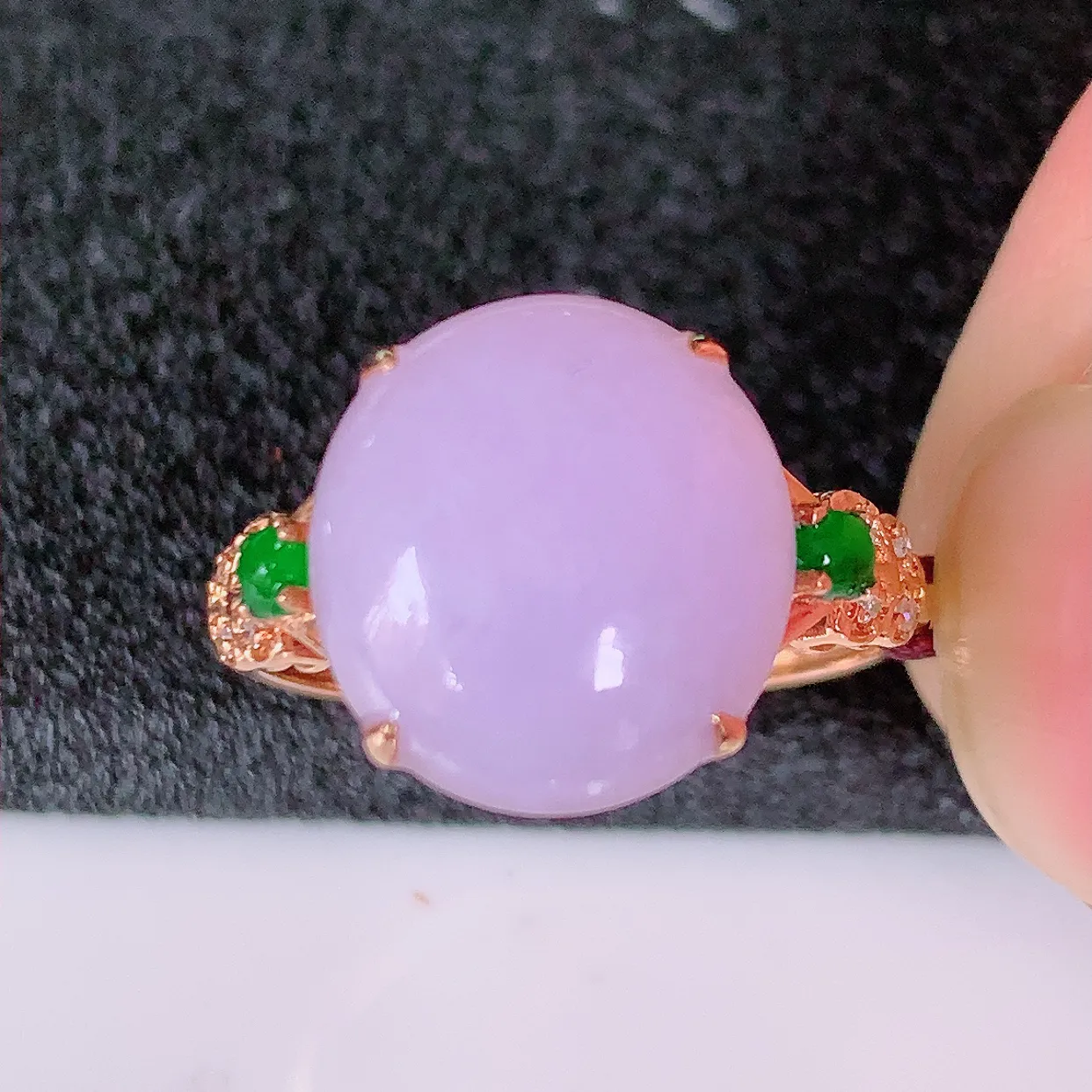 自然光实拍 18K金精工镶嵌紫罗兰翡翠蛋面戒指，玉质细腻，翡翠色泽均匀，艳丽饱满，款式高贵大气，14圈口，上手亮眼，#83.29戒指整体23*17*5.6裸石12.2*11.2