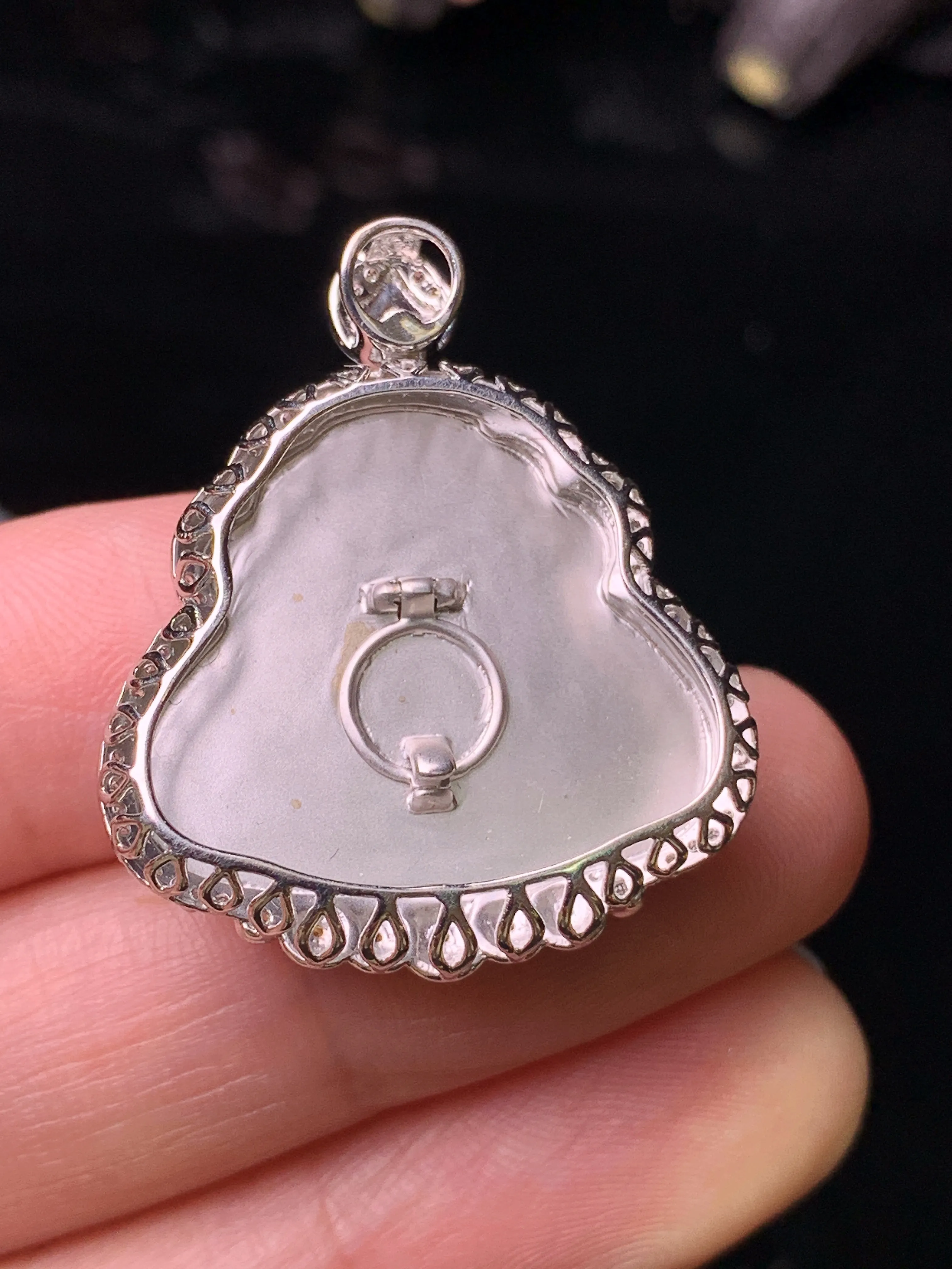 18k金钻镶嵌黄翡财神吊坠 玉质细腻 色泽清新艳丽  整体尺寸29.6*25*8.8