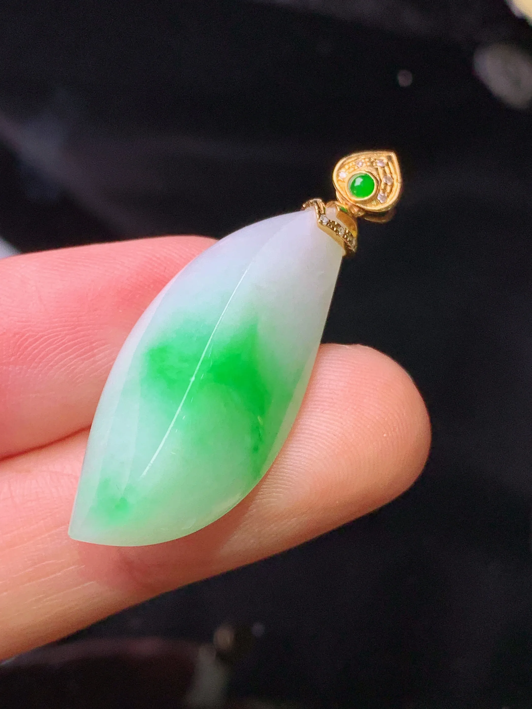 18k金钻镶嵌飘绿随形吊坠 玉质细腻 色泽清新艳丽  整体尺寸37.5*13.5*9.2