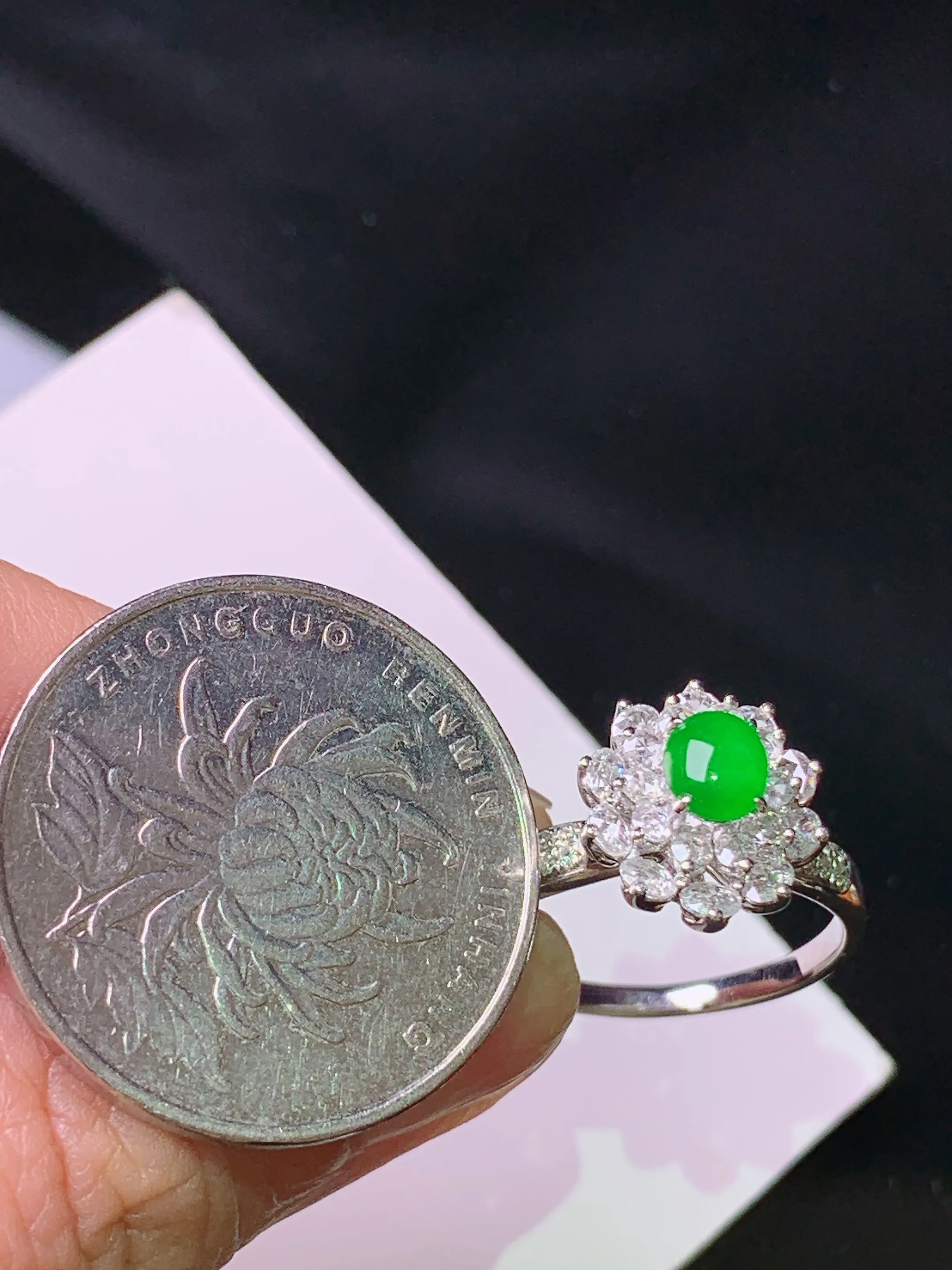 18k金钻镶嵌满绿蛋面戒指 玉质细腻 色泽清新艳丽  圈14 整体尺寸11.8*10