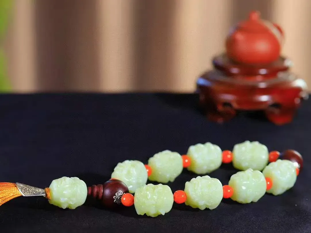 （十八罗汉.手持）

精品和田玉黄口十八罗汉手持，玉质温润细腻 油性十足 颗颗饱满圆润。罗汉有着