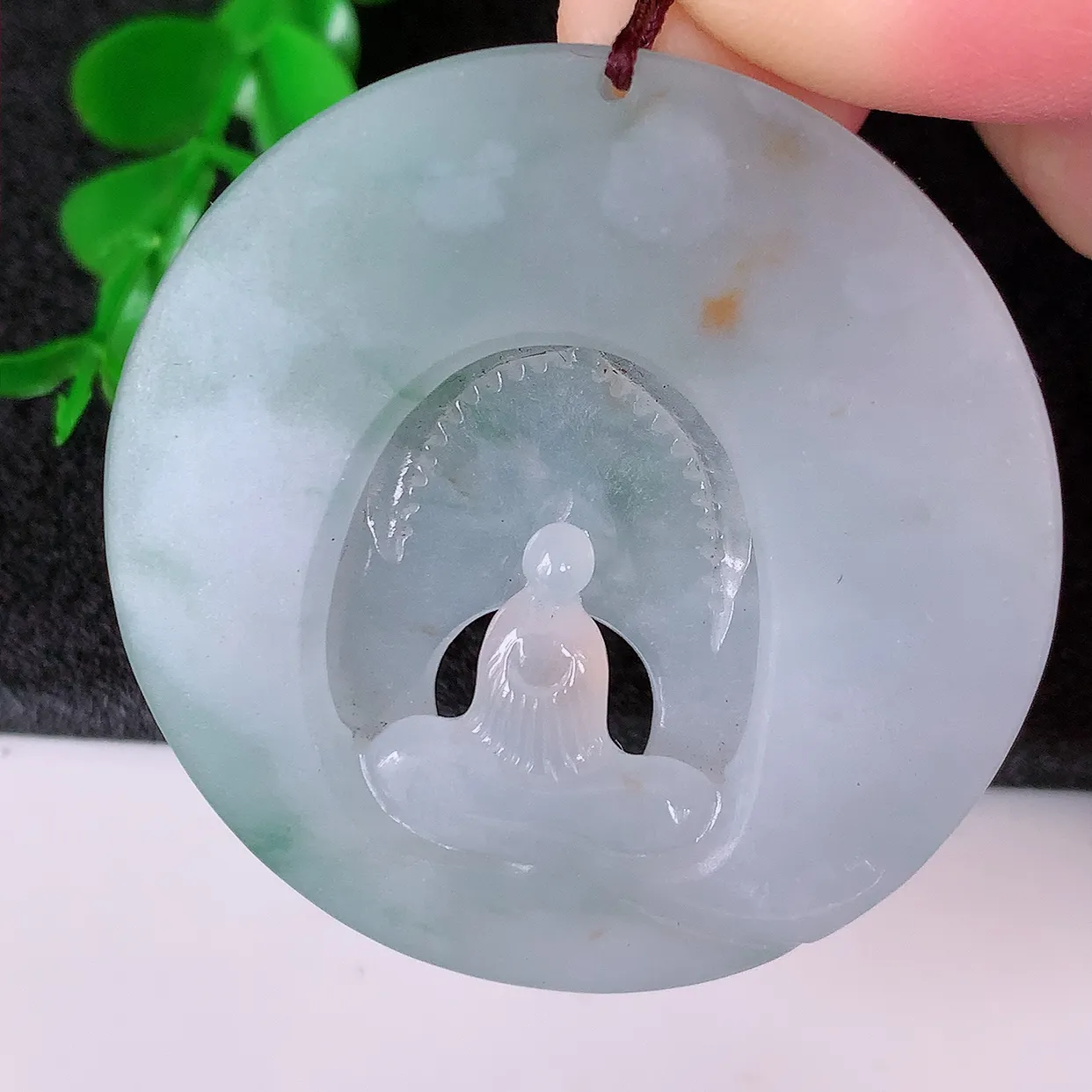 自然光实拍，特色镂空雕冰黄加绿翡翠悟道吊坠，翡翠悟道寓意“祥和，安宁，吉祥，幸福”，佩戴效果优雅迷人，性价比超高！#60.29