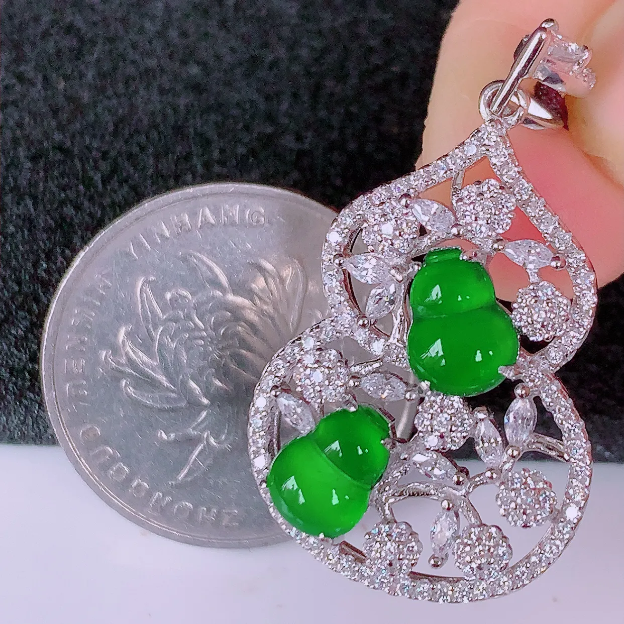 冰透满绿翡翠925银镶嵌葫芦吊坠，自然光实拍，翠色灵动，颜色漂亮，种老水足，品相佳，佩戴佳品！#97.29整体33.8*20*5.5裸石7.5*5.8