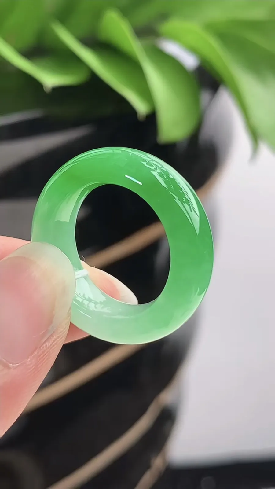 a货翡翠老坑冰种飘绿素面戒指 尺寸16.7×6.6×4.4mm 重量5.60g 1202