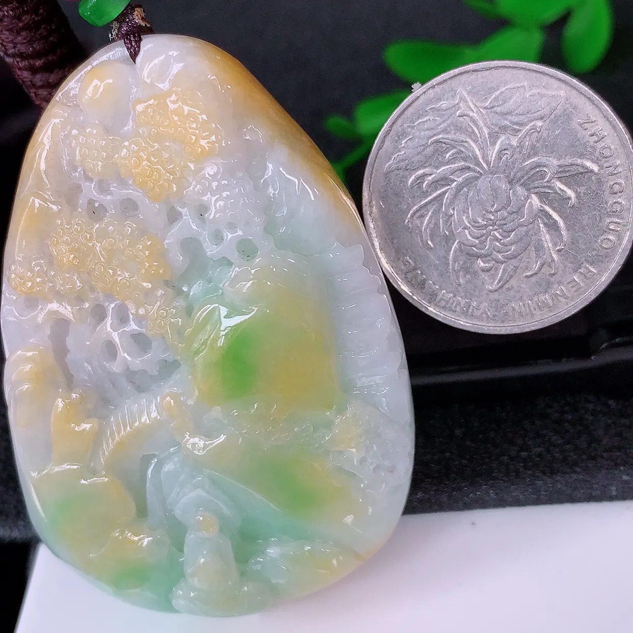 自然光实拍，特色黄加绿翡翠山水牌、悟道吊坠，三彩翡翠山水，立体生动形象，山水素材布局合理，意境感佳，佩戴上身效果更高贵 #41.29