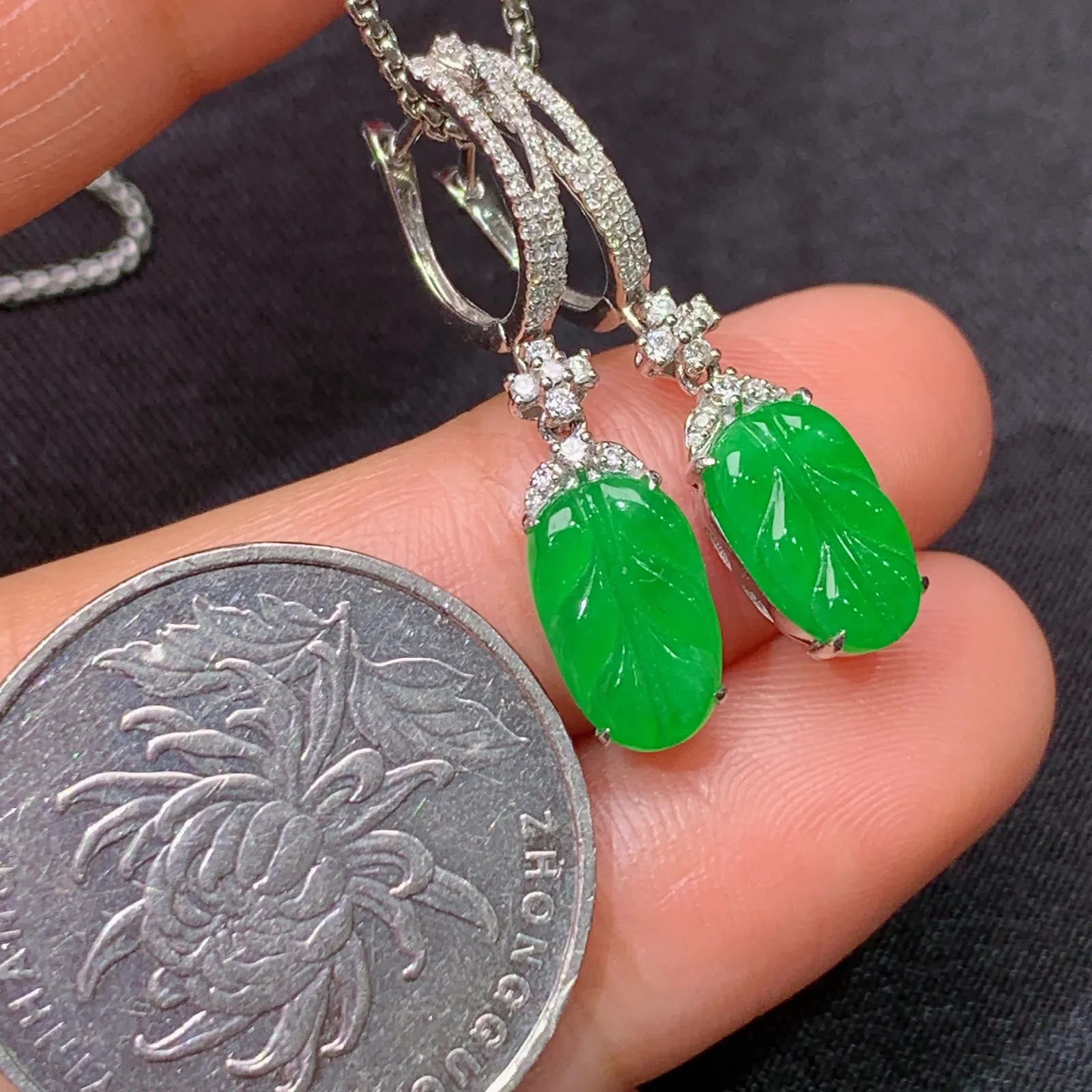 阳绿树叶耳坠，18k金镶嵌，简约时尚，冰润色阳，种水足 尺寸9.3*6*2